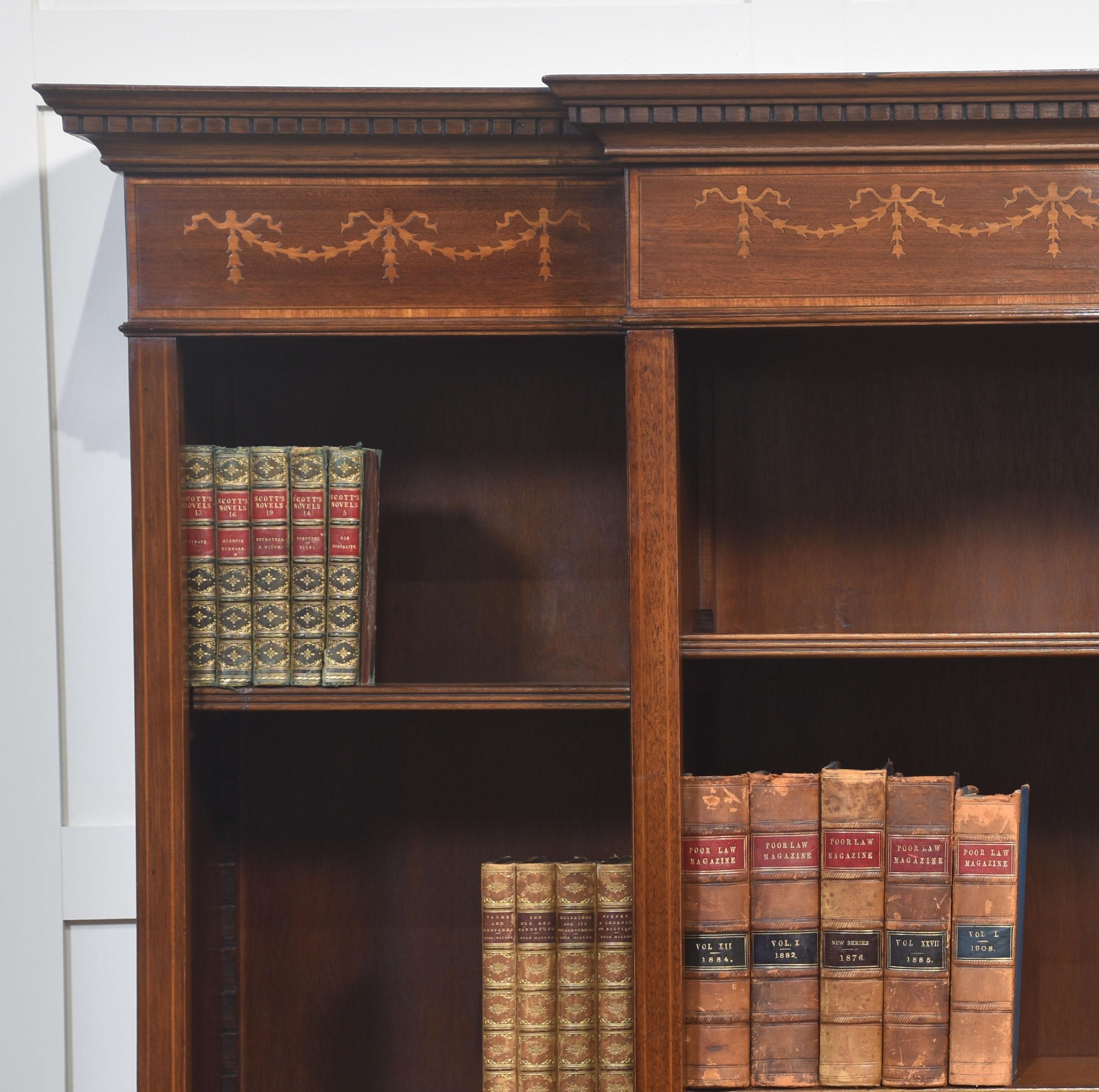 Britannique Bibliothèque ouverte à façade brisée en acajou marqueté en vente