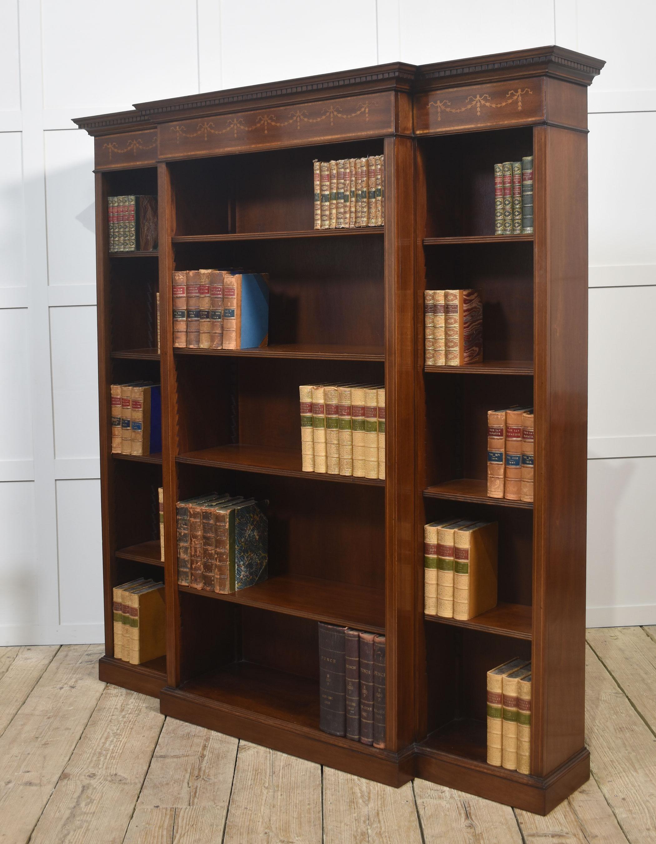 Bibliothèque ouverte à façade brisée en acajou marqueté Bon état - En vente à Cheshire, GB