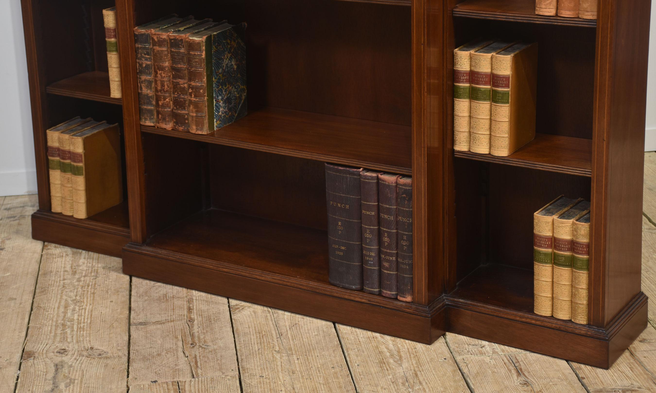 20ième siècle Bibliothèque ouverte à façade brisée en acajou marqueté en vente