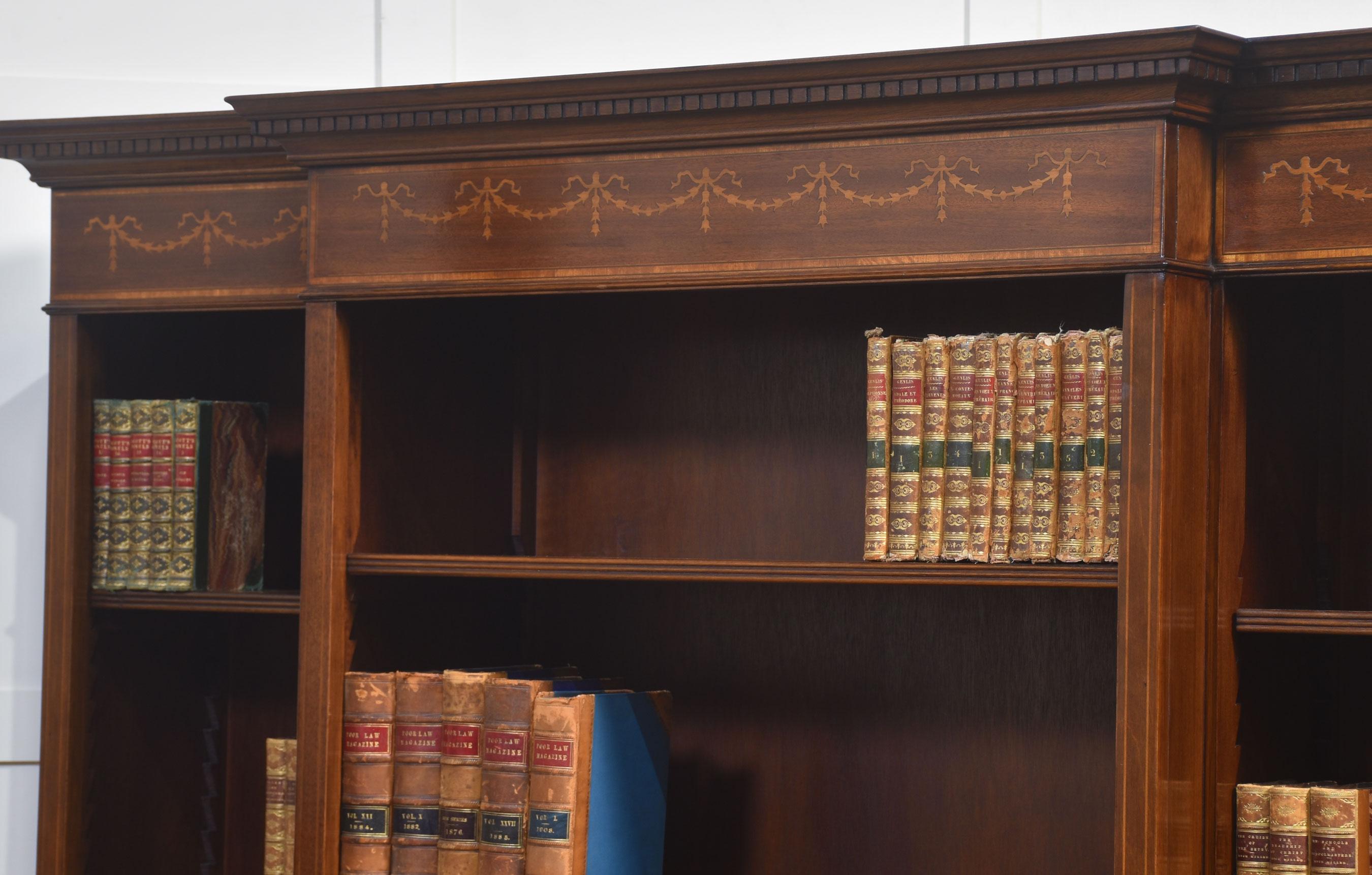 Bois Bibliothèque ouverte à façade brisée en acajou marqueté en vente