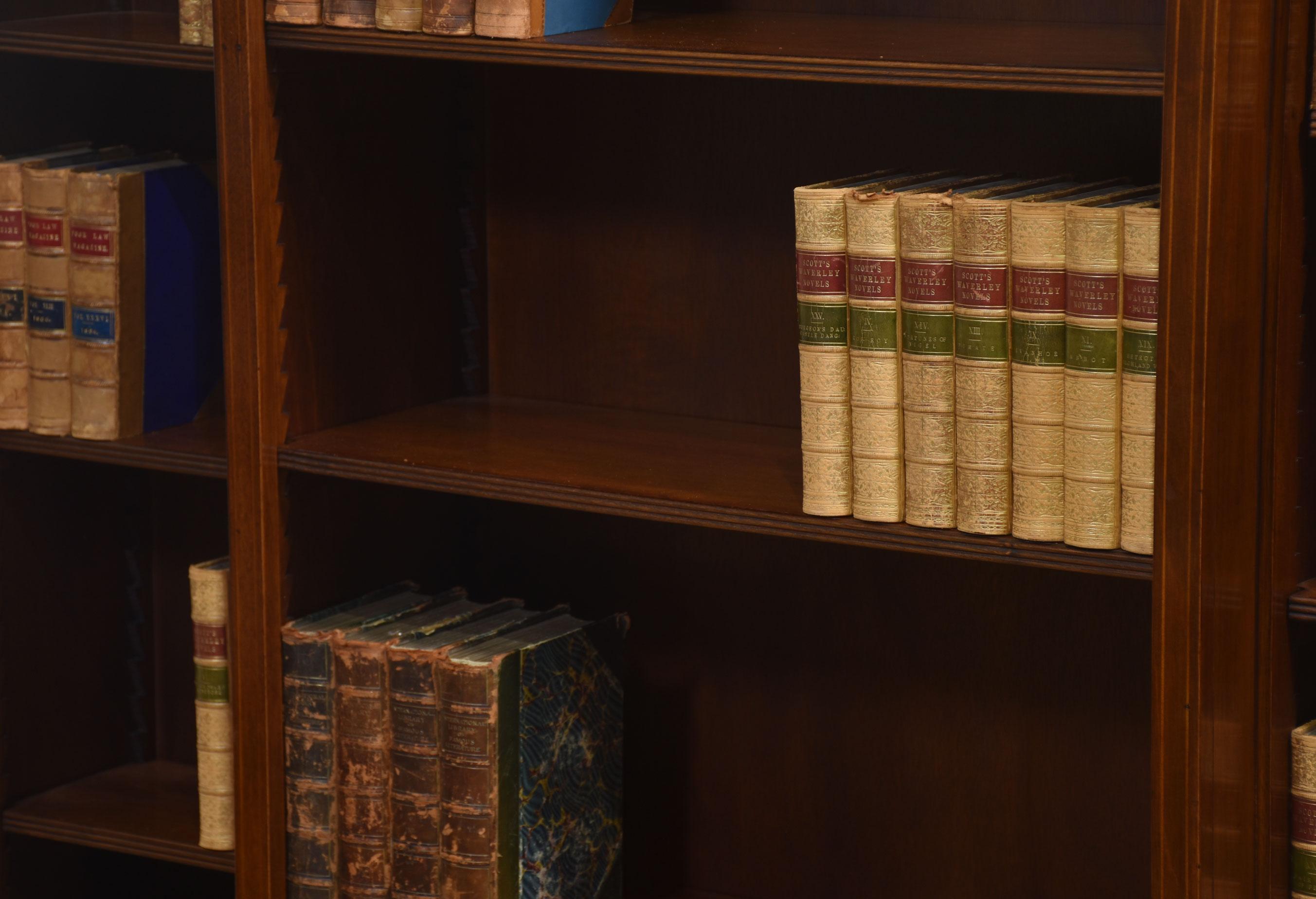 Bibliothèque ouverte à façade brisée en acajou marqueté en vente 1