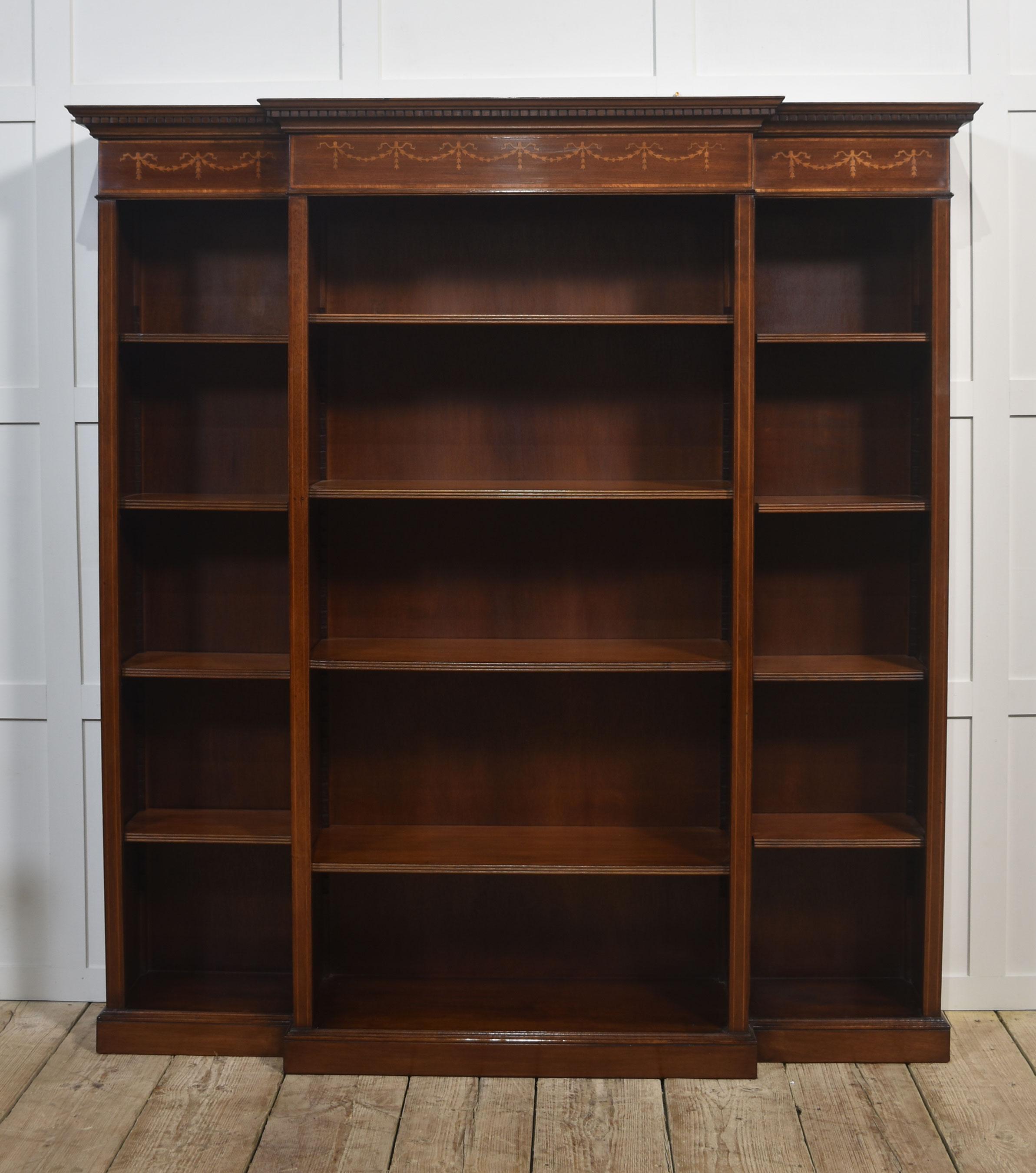 Bibliothèque ouverte à façade brisée en acajou marqueté en vente 2