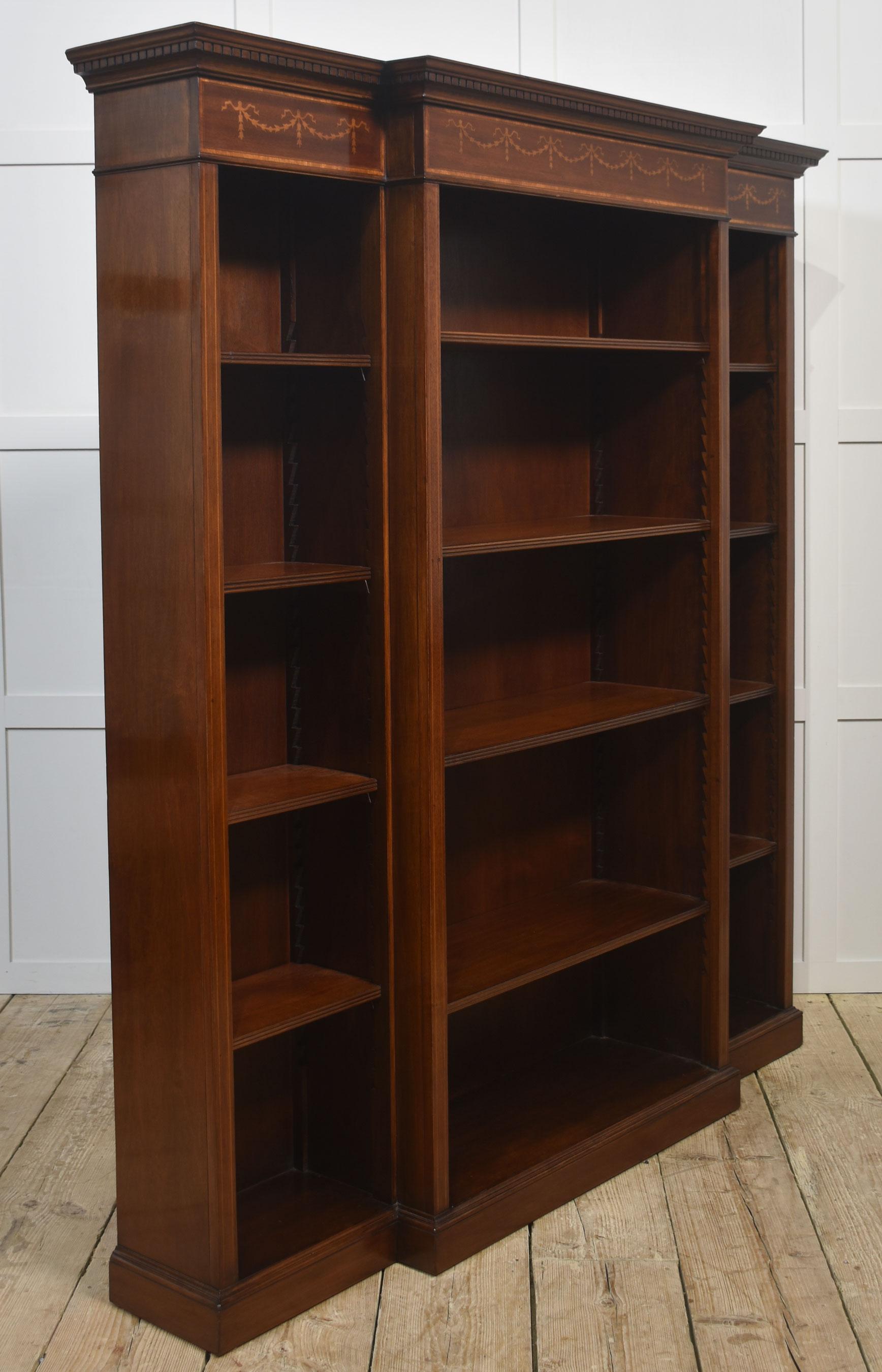 Bibliothèque ouverte à façade brisée en acajou marqueté en vente 3