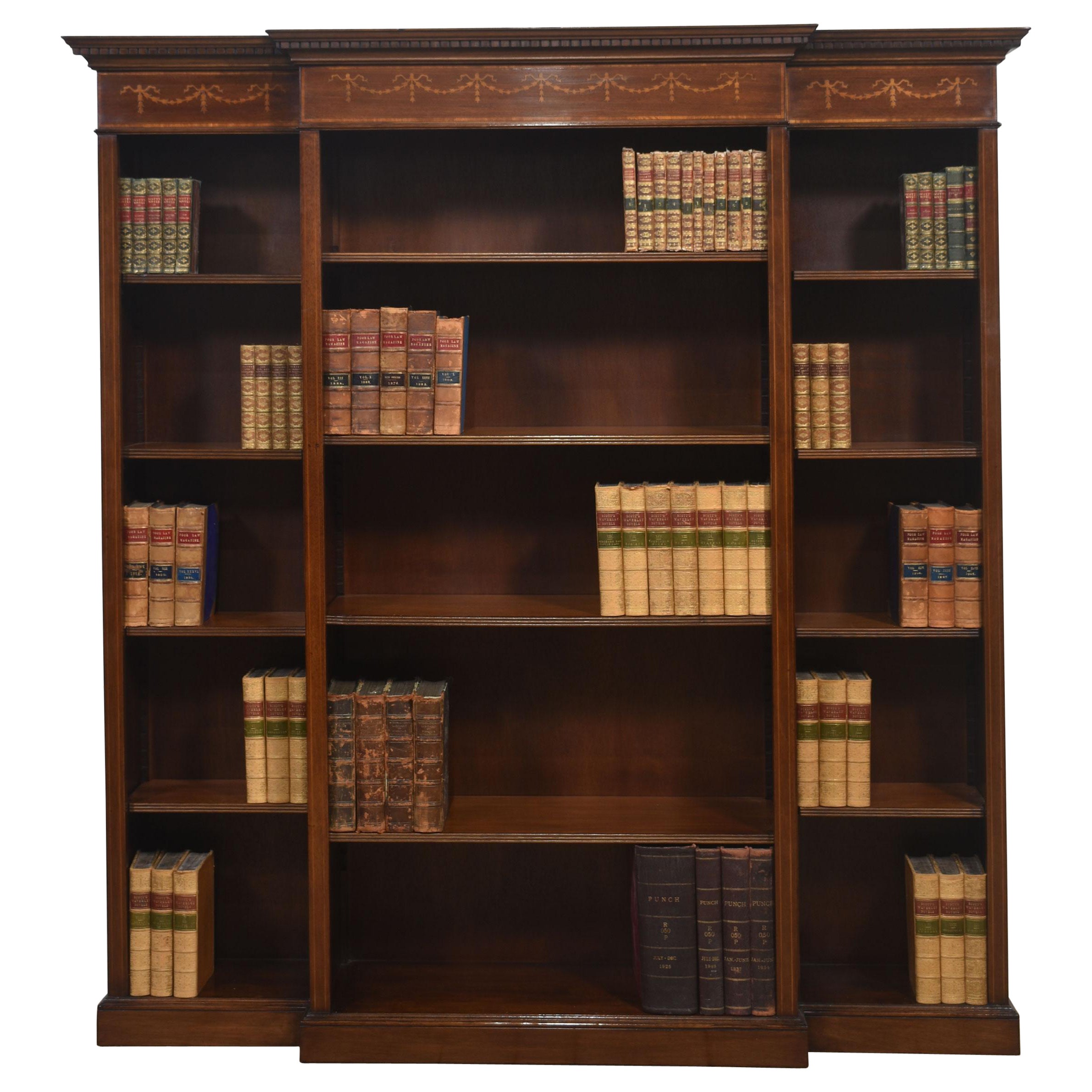 Bibliothèque ouverte à façade brisée en acajou marqueté en vente