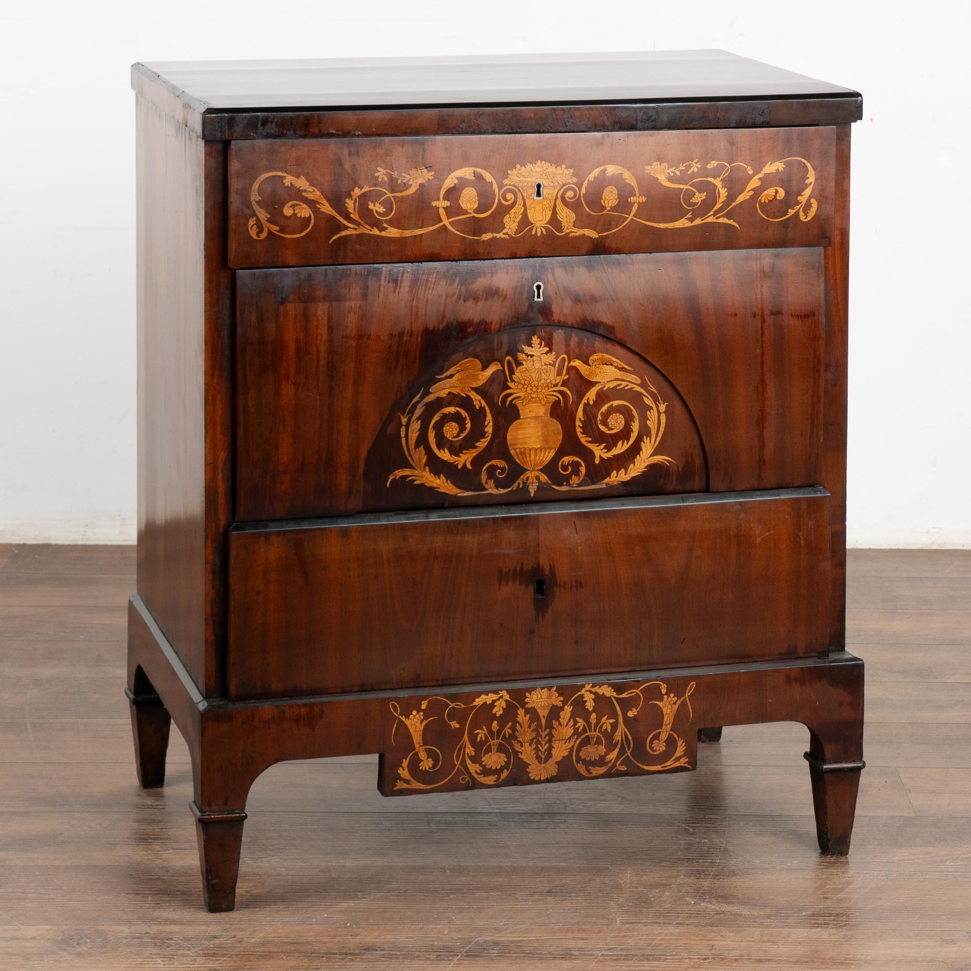 Una bella cassettiera o commode impero in mogano con intarsi in legno satinato.
Il cassetto superiore rivela scomparti con coperchi e aree per contenere inchiostro in bottiglia, buste, ecc. 
Questa elegante cassettiera è stata restaurata e pronta