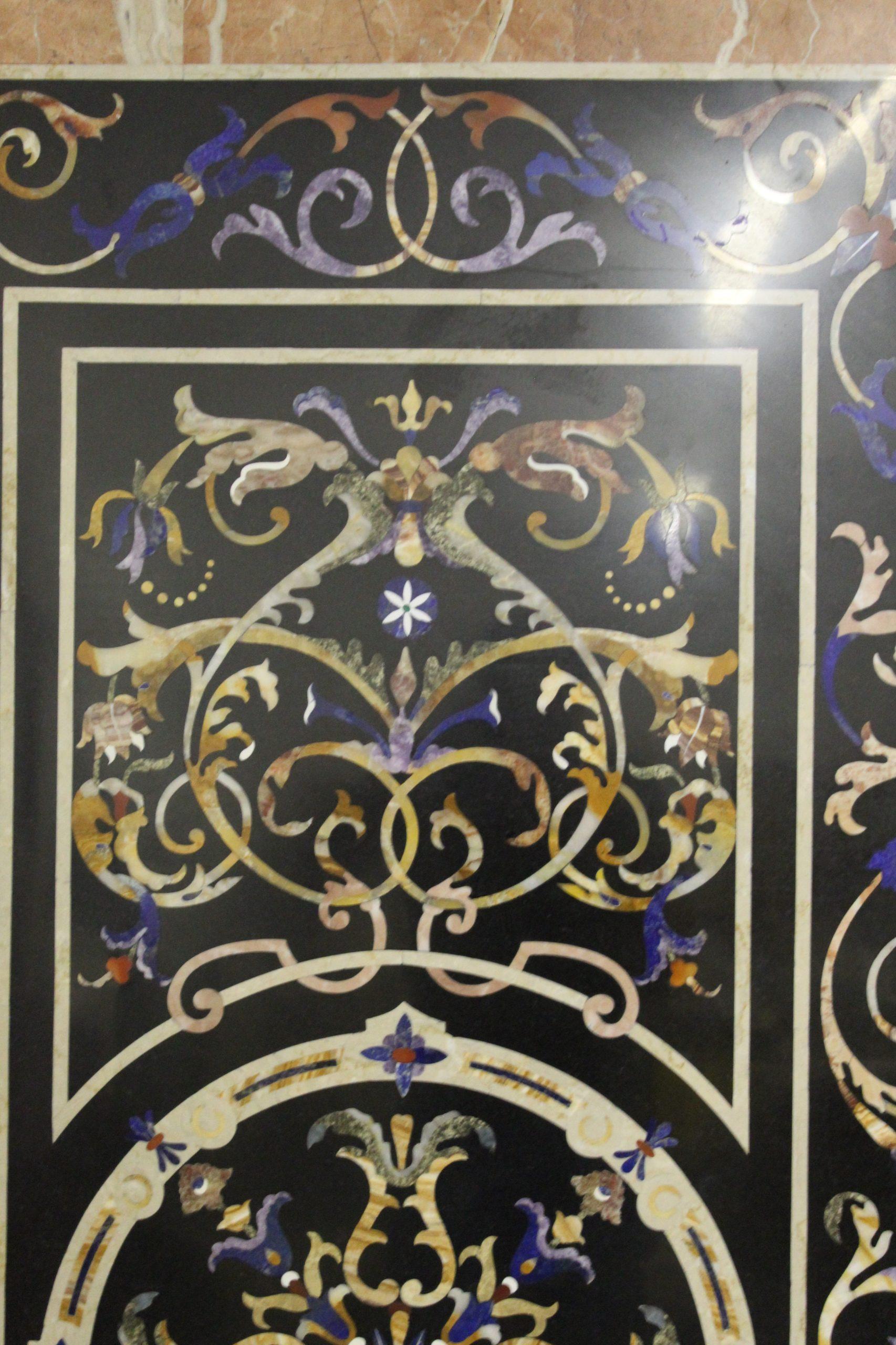 Inlaid marble top pietra dura, lapisluzzuli, giallo Siena, onice, ecc...ADDITIONAL PHOTOS, INFORMATION OF THE LOT AND QUOTE FOR SHIPPING CAN BE REQUESTED BY SENDING AN EMAIL