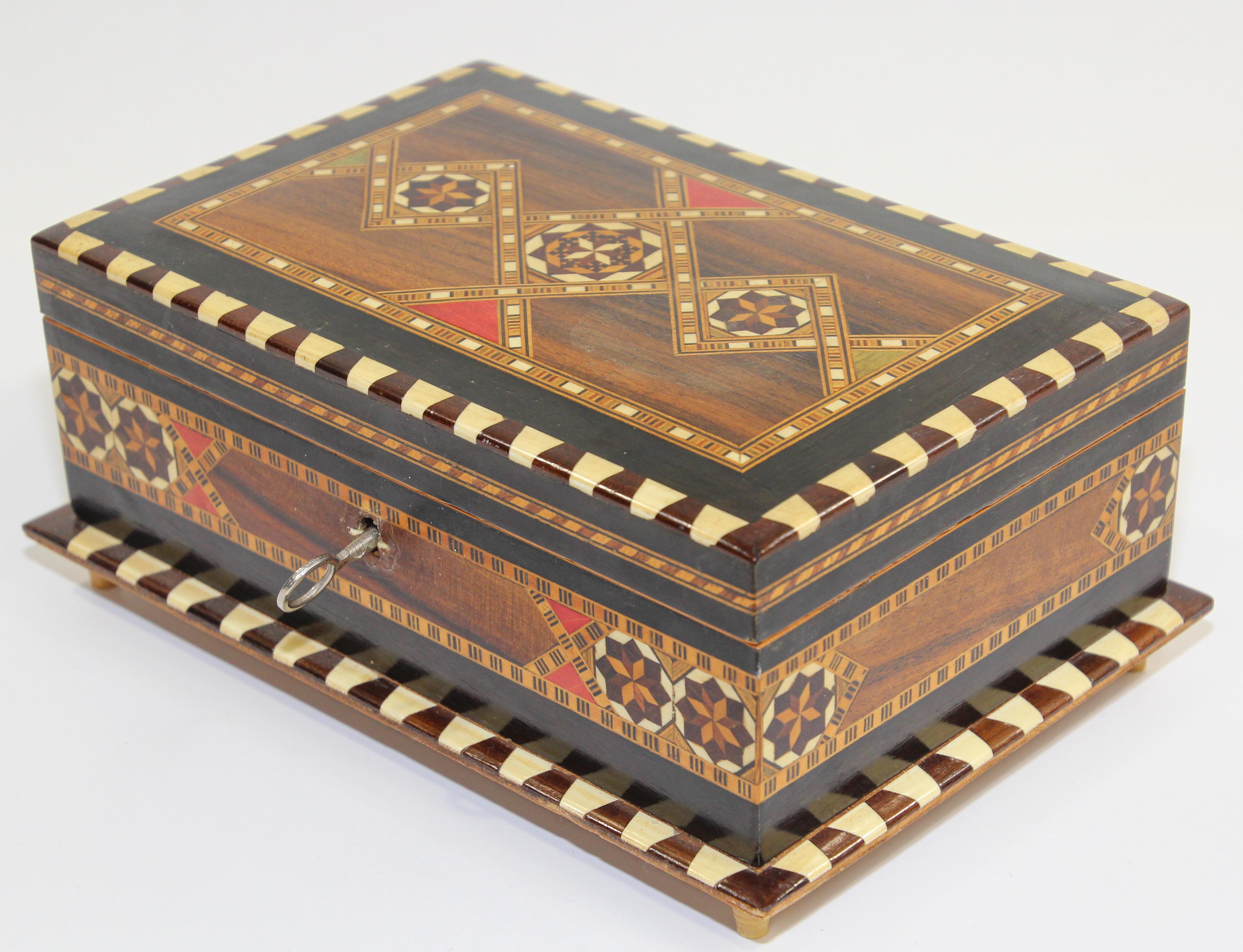 Inlaid Marquetry Jewelry Footed Box Granada Spain In Good Condition In North Hollywood, CA