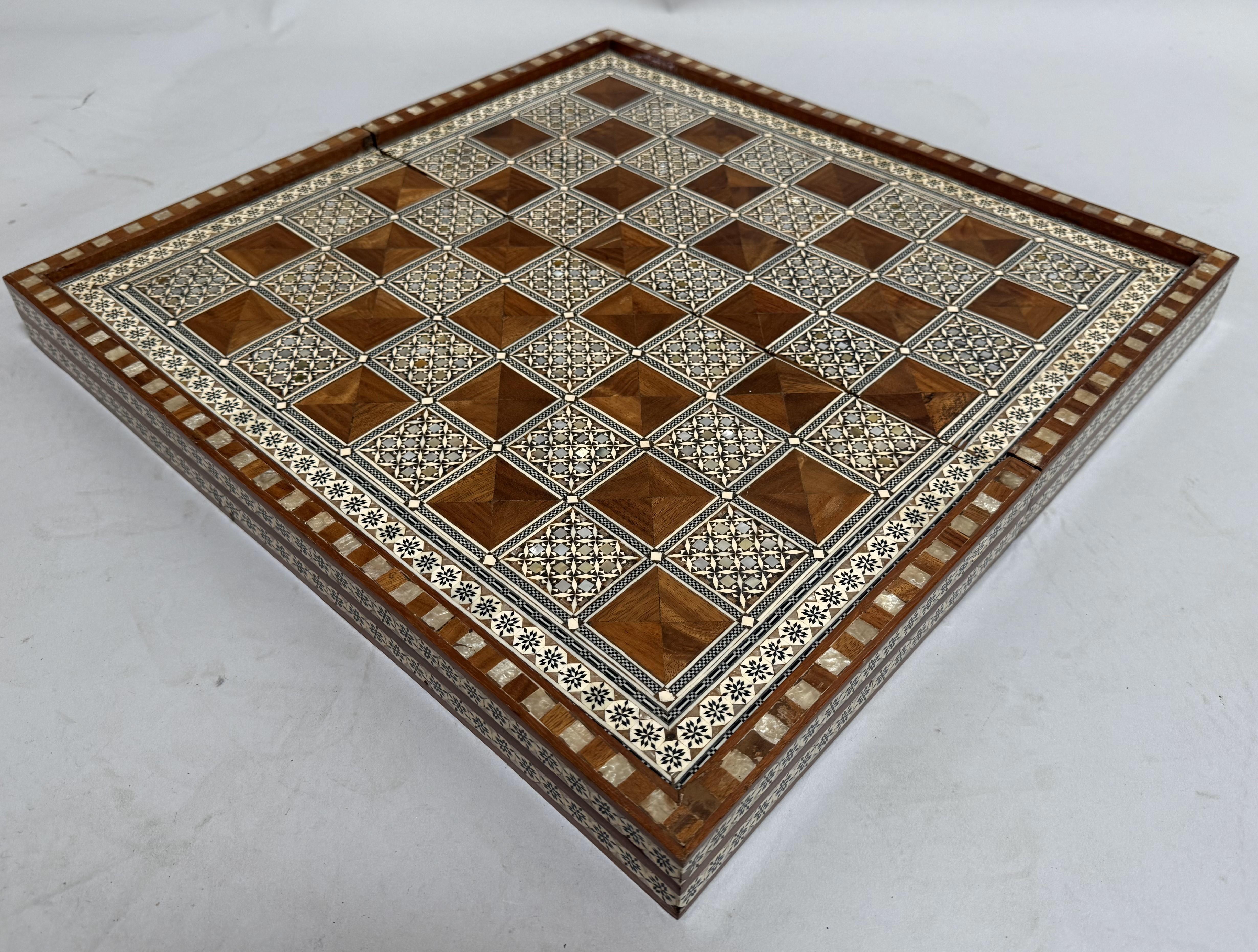 Eingelegtes nahöstliches Backgammon-Brett und Truhenbrett im Angebot 2