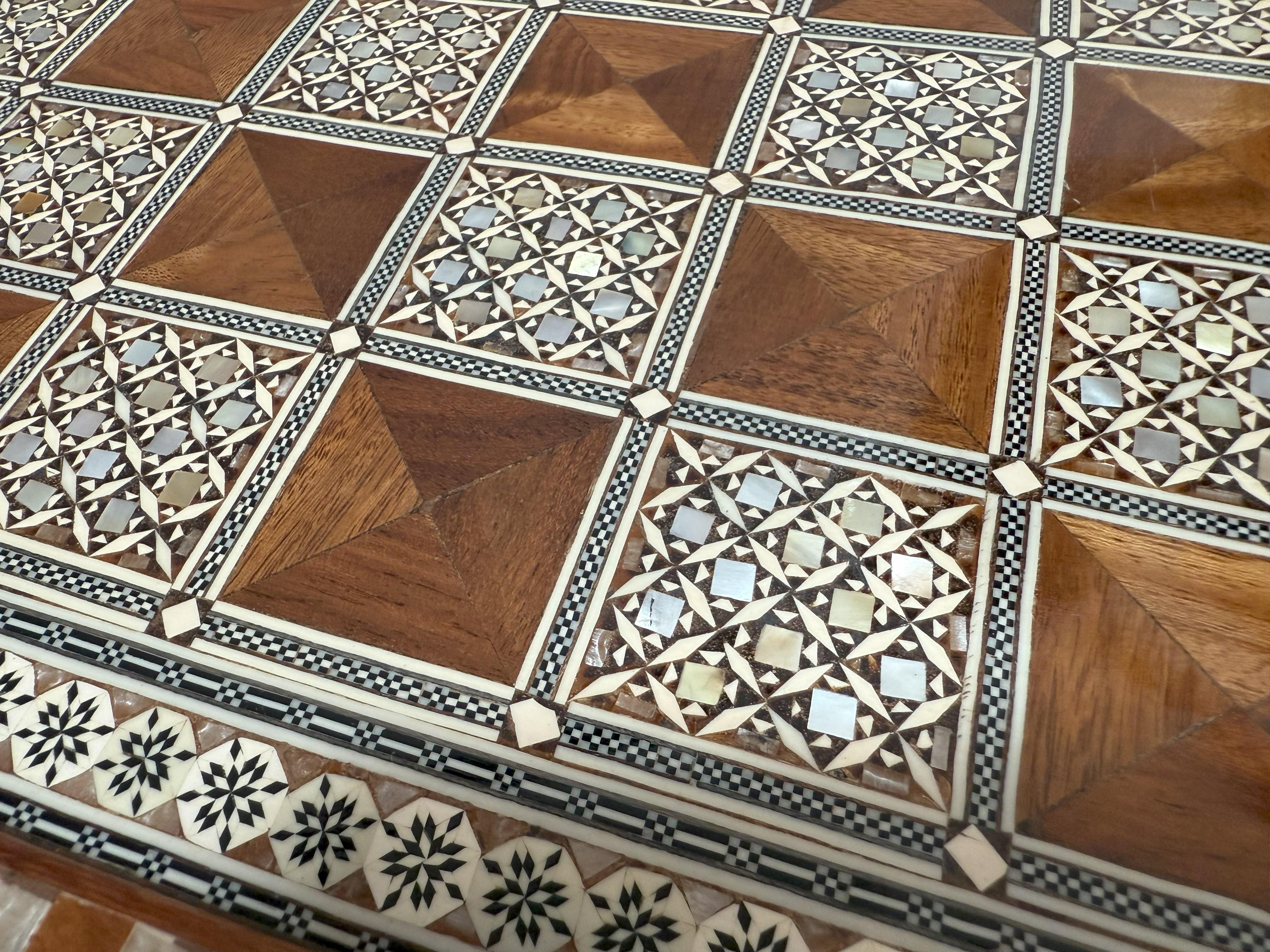 Eingelegtes nahöstliches Backgammon-Brett und Truhenbrett im Angebot 3