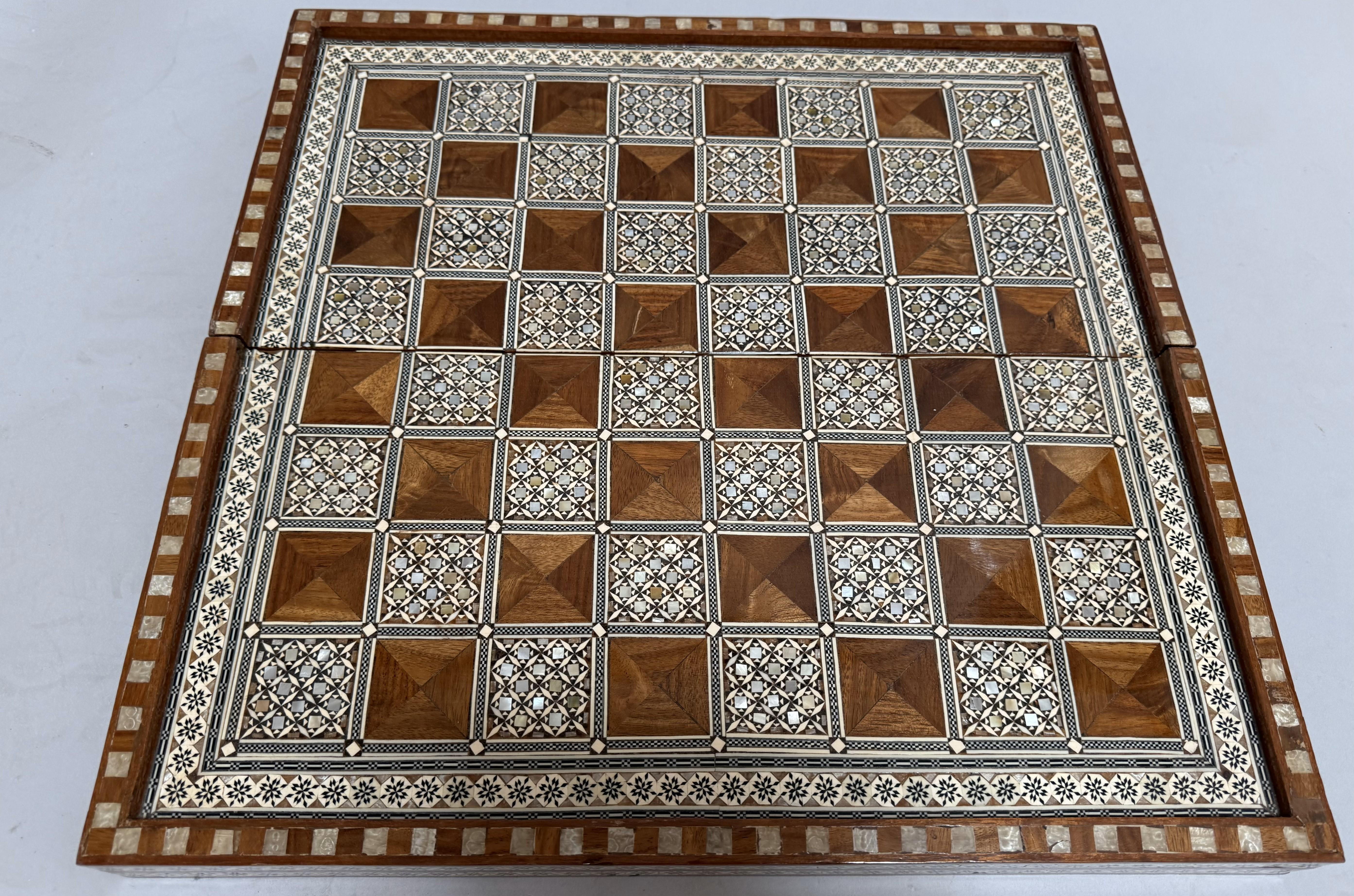 Eingelegtes nahöstliches Backgammon-Brett und Truhenbrett im Angebot 4