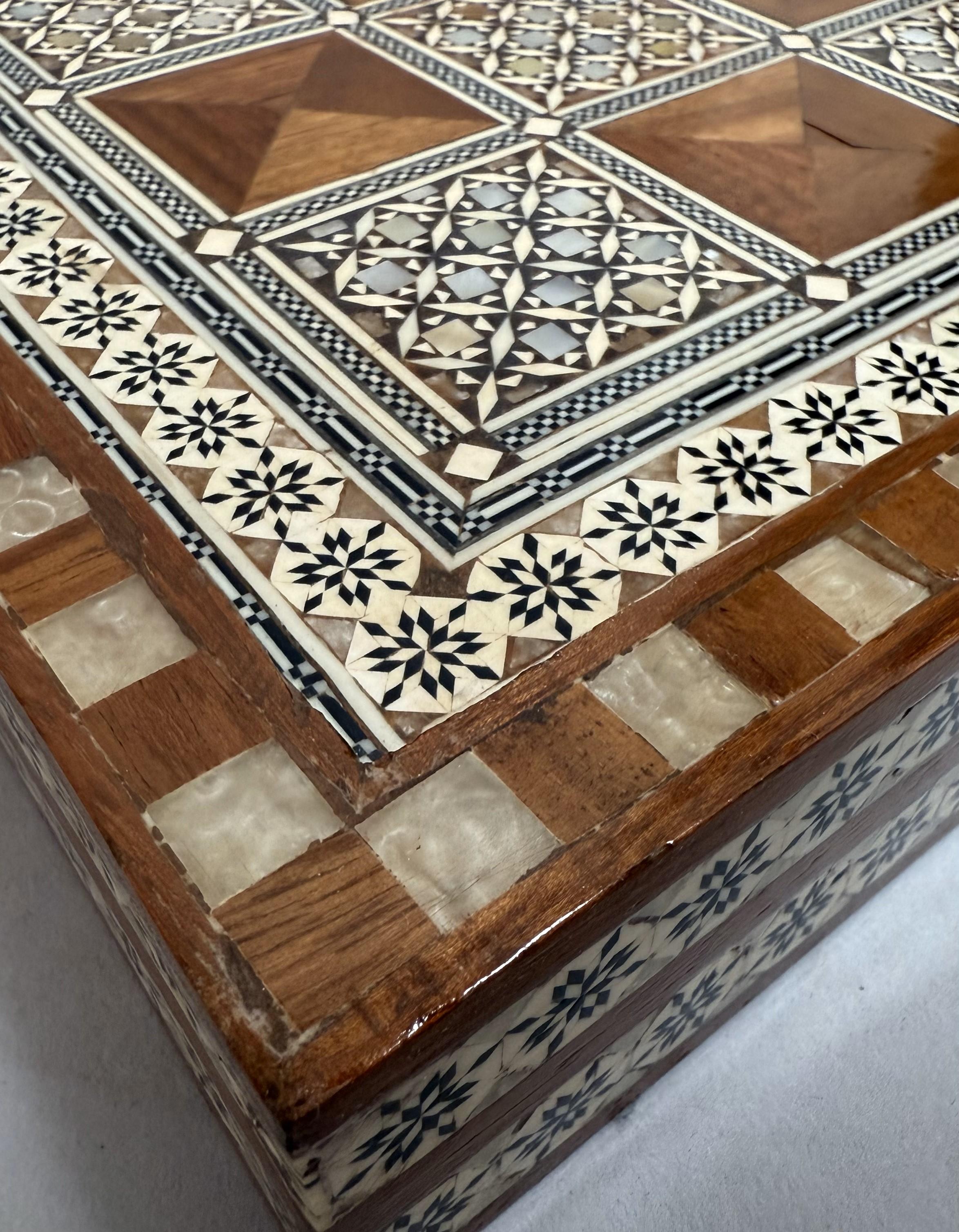 Eingelegtes nahöstliches Backgammon-Brett und Truhenbrett im Angebot 6