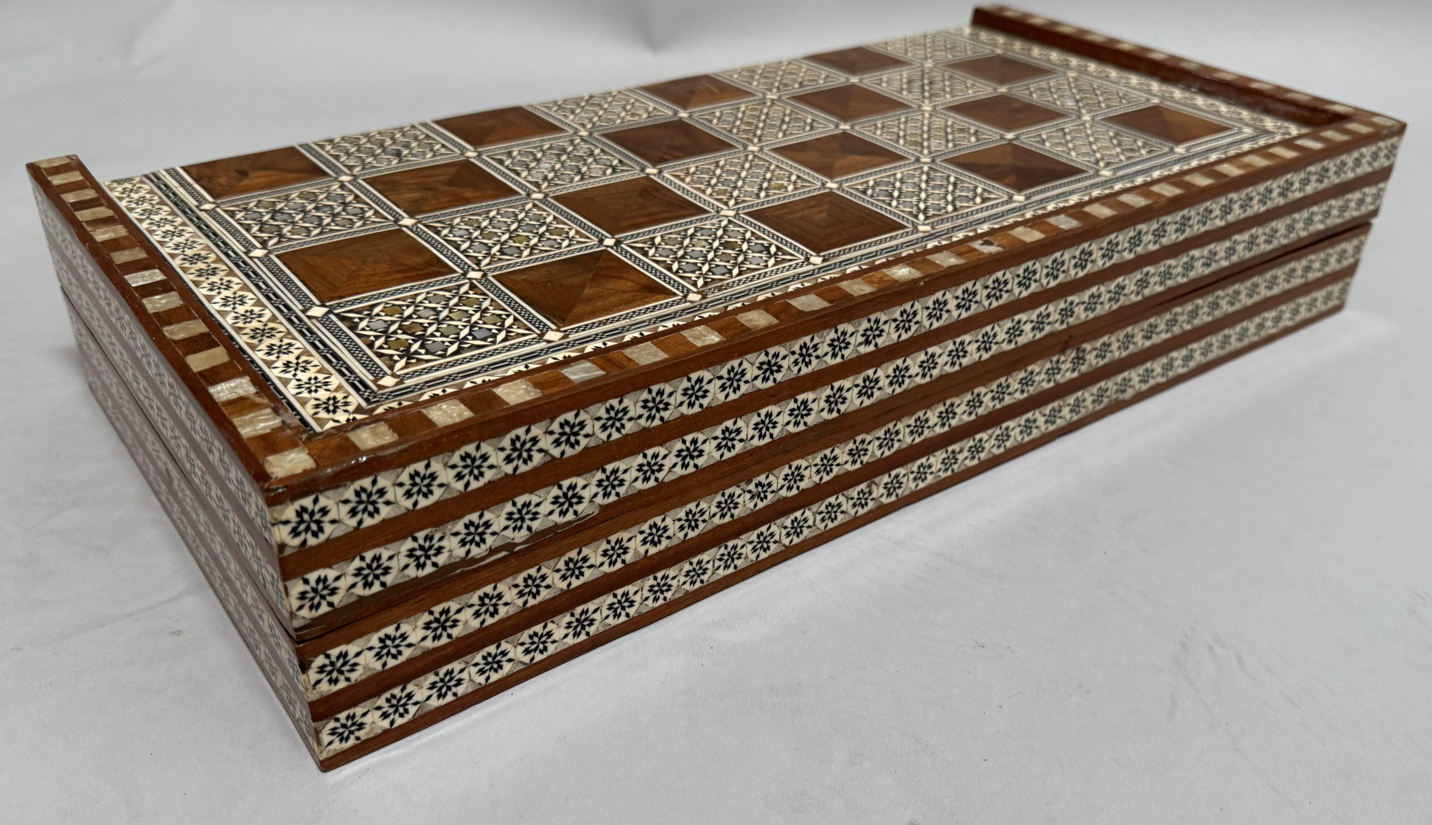 Eingelegtes nahöstliches Backgammon-Brett und Truhenbrett.

Dieses in feiner Handarbeit gefertigte Klappspielbrett aus dem Nahen Osten ist mit exquisiten Intarsien aus Perlmutt, Knochen, Ebenholz und einer Vielzahl von exotischen Harthölzern