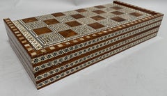 Eingelegtes nahöstliches Backgammon-Brett und Truhenbrett