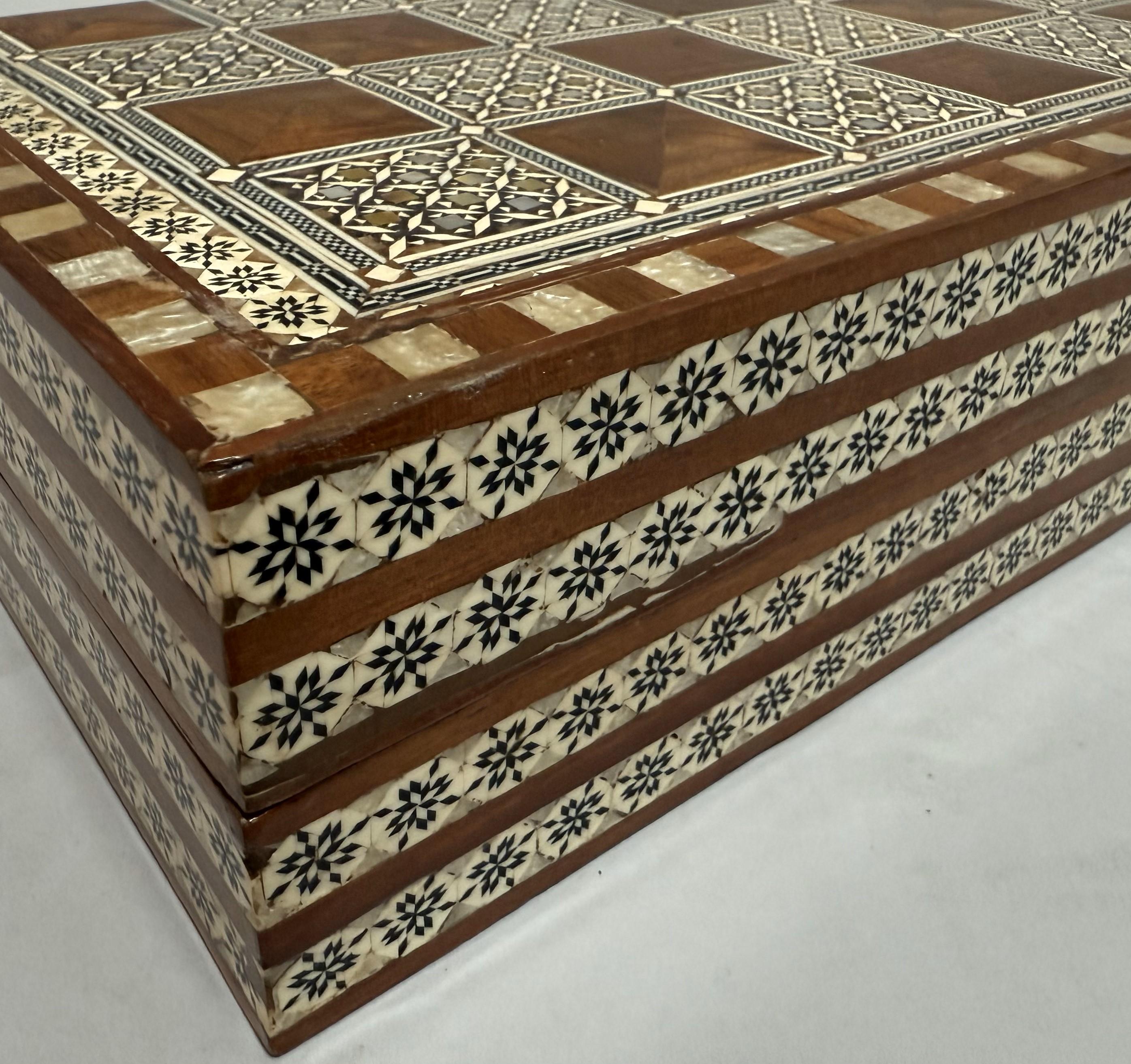 Eingelegtes nahöstliches Backgammon-Brett und Truhenbrett (Böhmisch) im Angebot