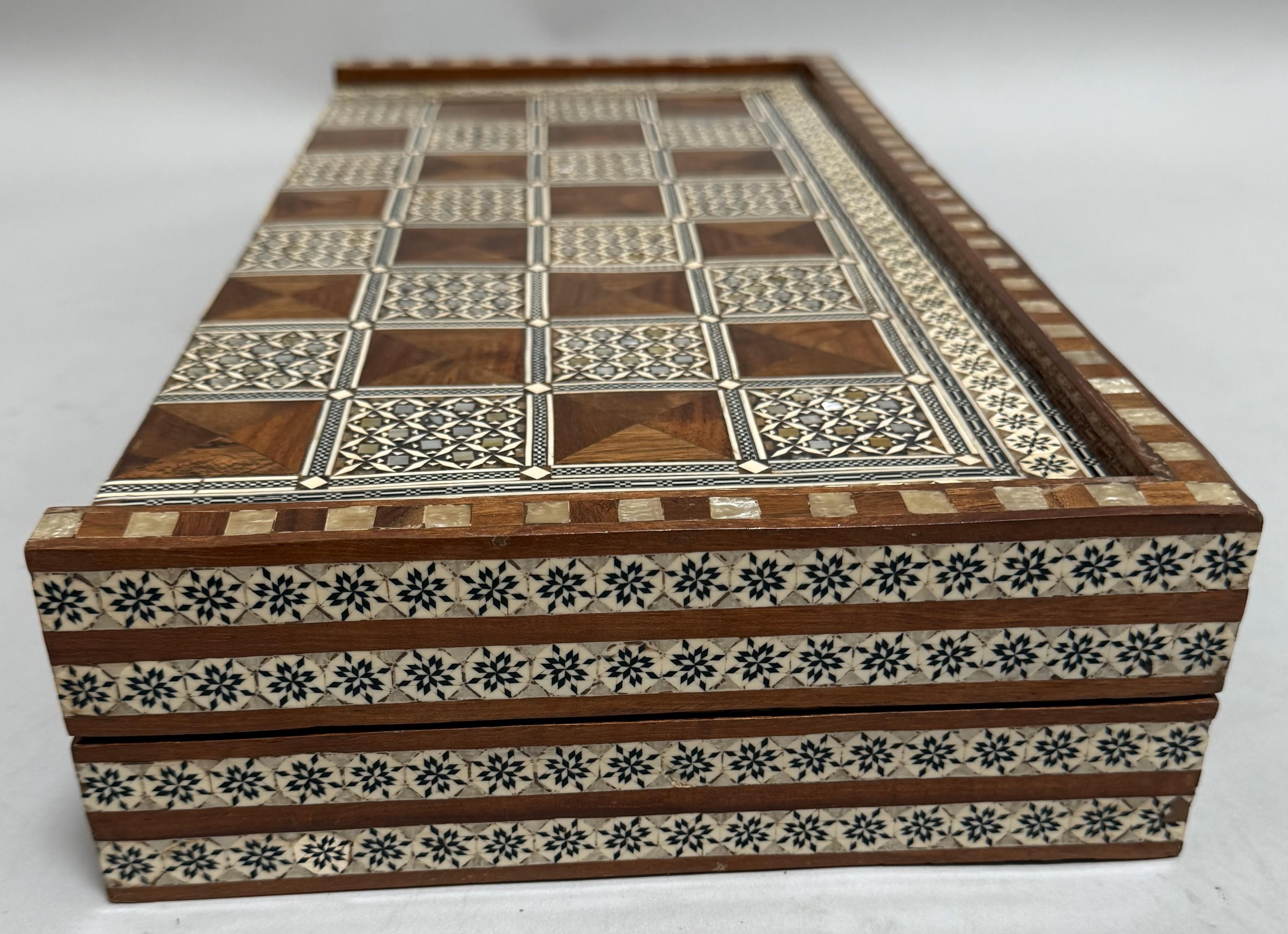 Eingelegtes nahöstliches Backgammon-Brett und Truhenbrett (Ägyptisch) im Angebot
