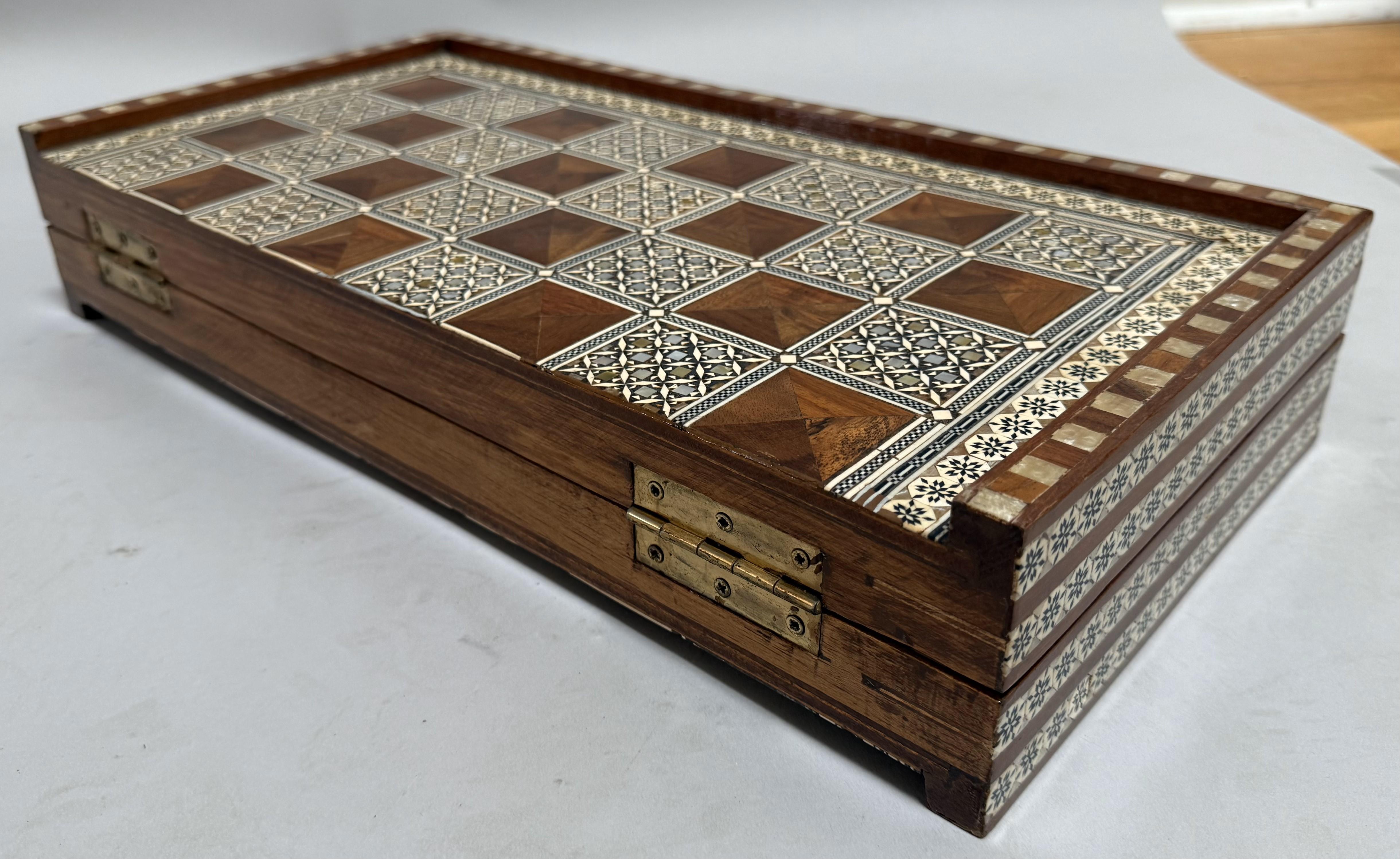 Eingelegtes nahöstliches Backgammon-Brett und Truhenbrett (Marketerie) im Angebot