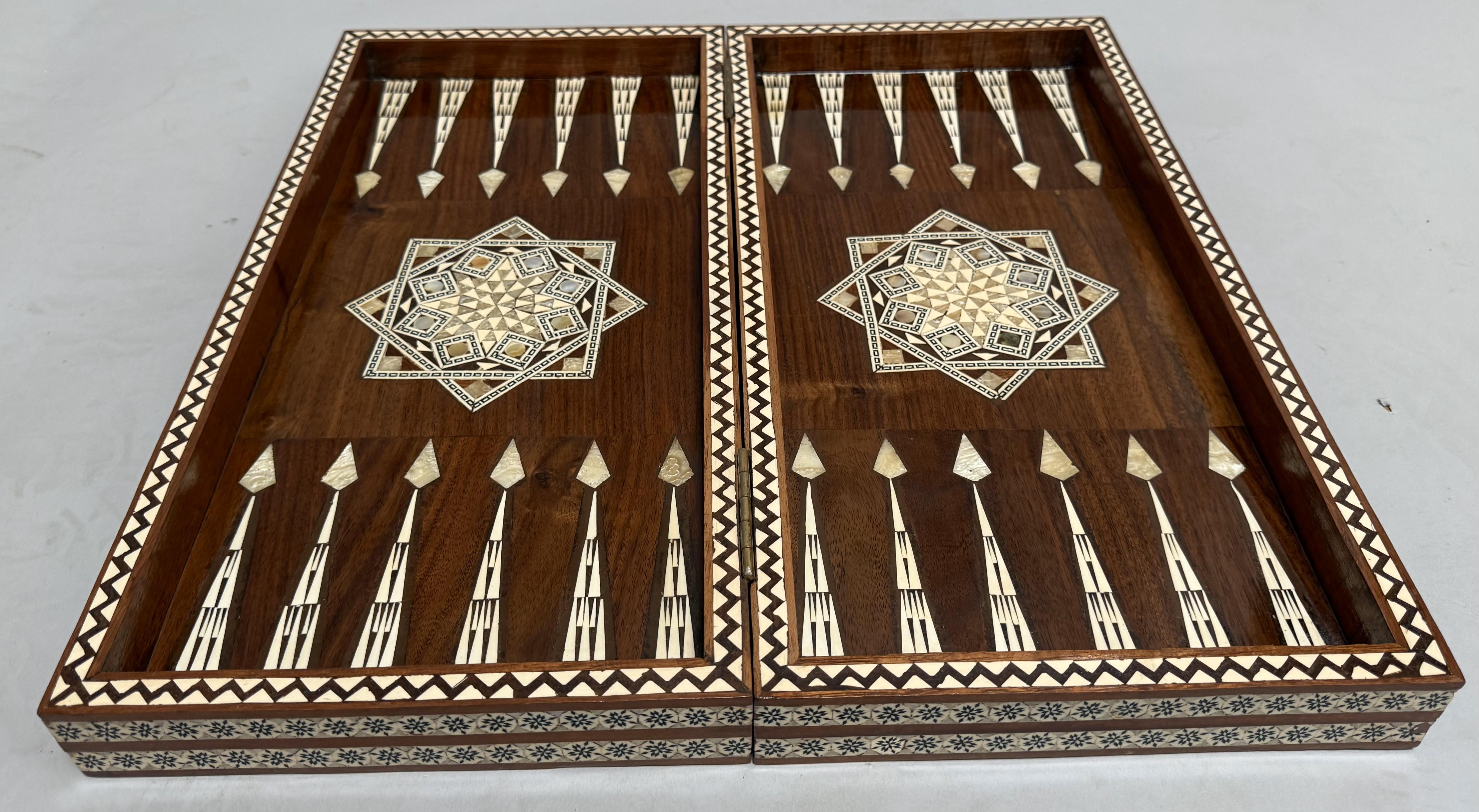 Eingelegtes nahöstliches Backgammon-Brett und Truhenbrett im Zustand „Hervorragend“ im Angebot in Middleburg, VA