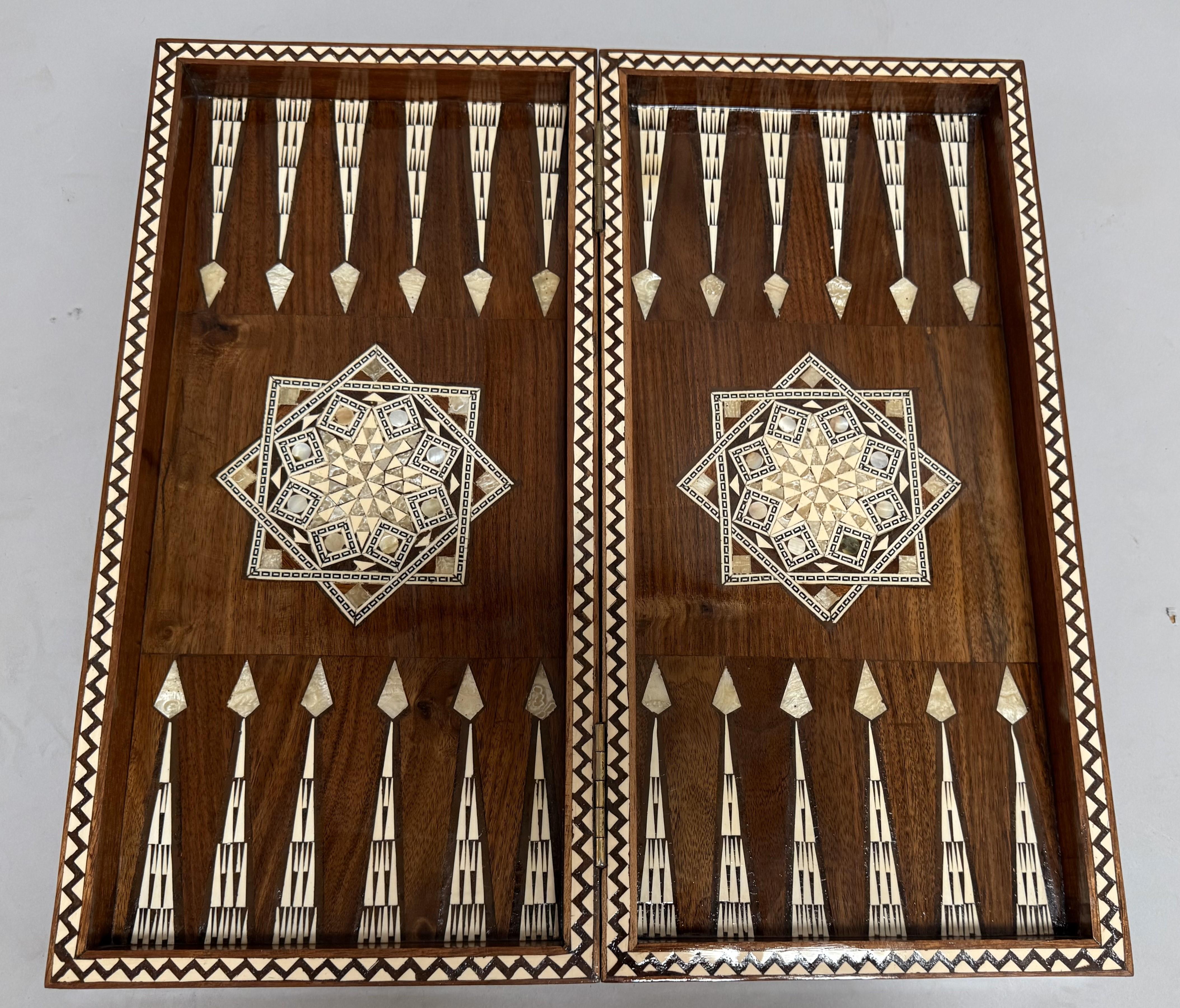 Eingelegtes nahöstliches Backgammon-Brett und Truhenbrett (20. Jahrhundert) im Angebot