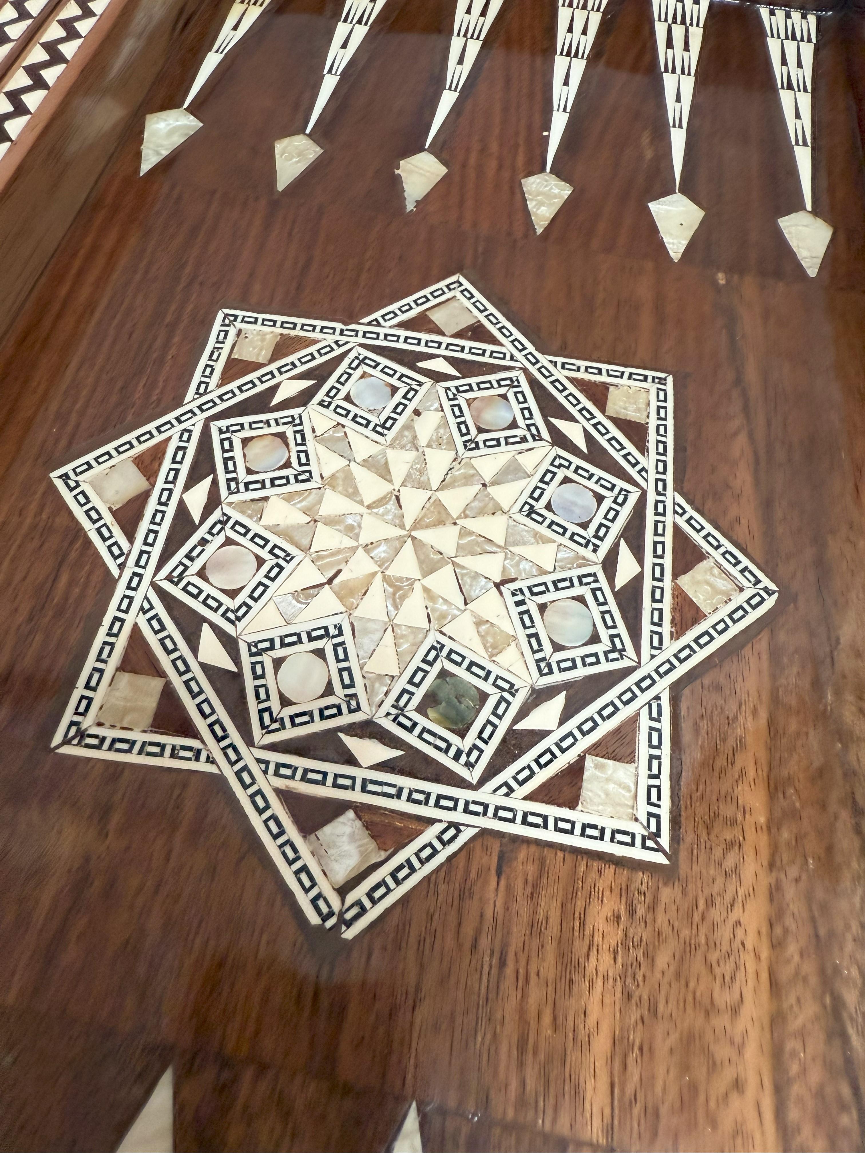 Eingelegtes nahöstliches Backgammon-Brett und Truhenbrett (Messing) im Angebot
