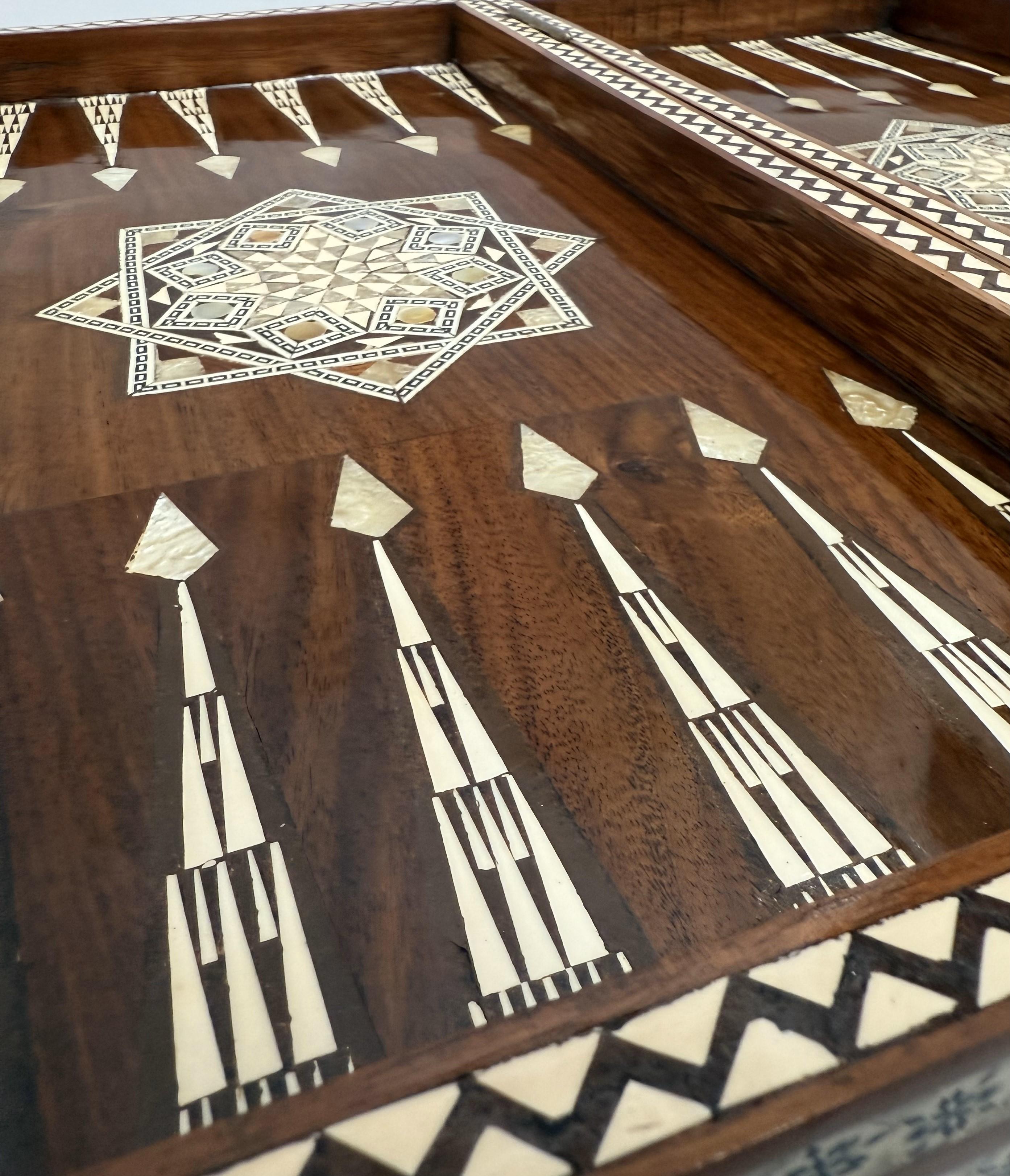 Eingelegtes nahöstliches Backgammon-Brett und Truhenbrett im Angebot 1