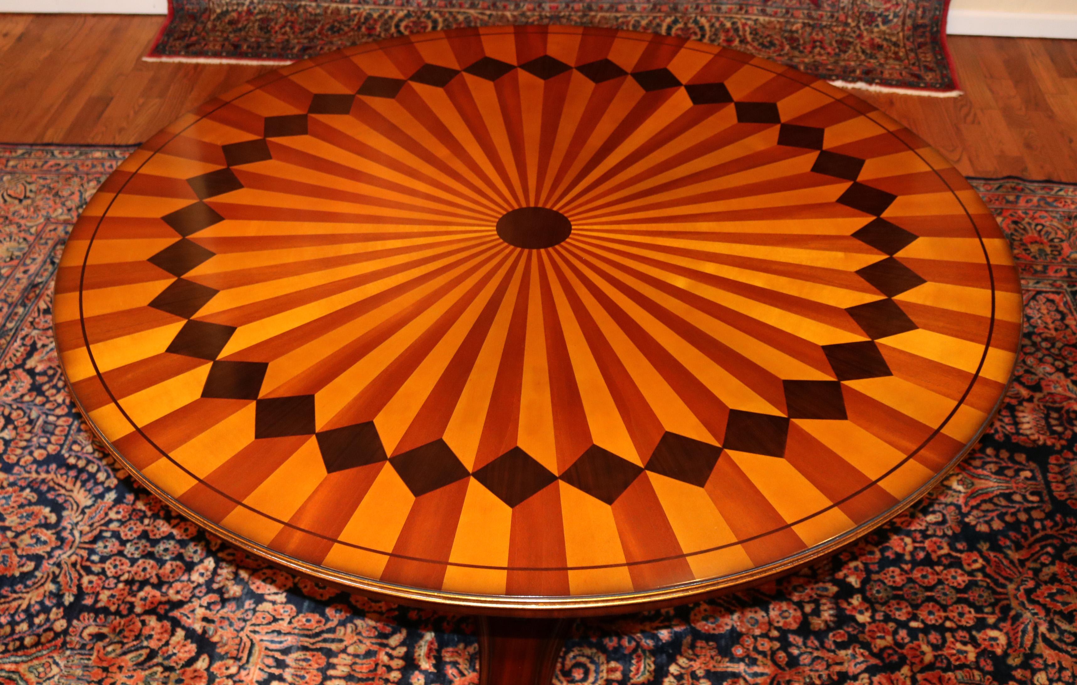 Table de salle à manger centrale en bois mixte marqueté et doré de style italien orné  en vente 4
