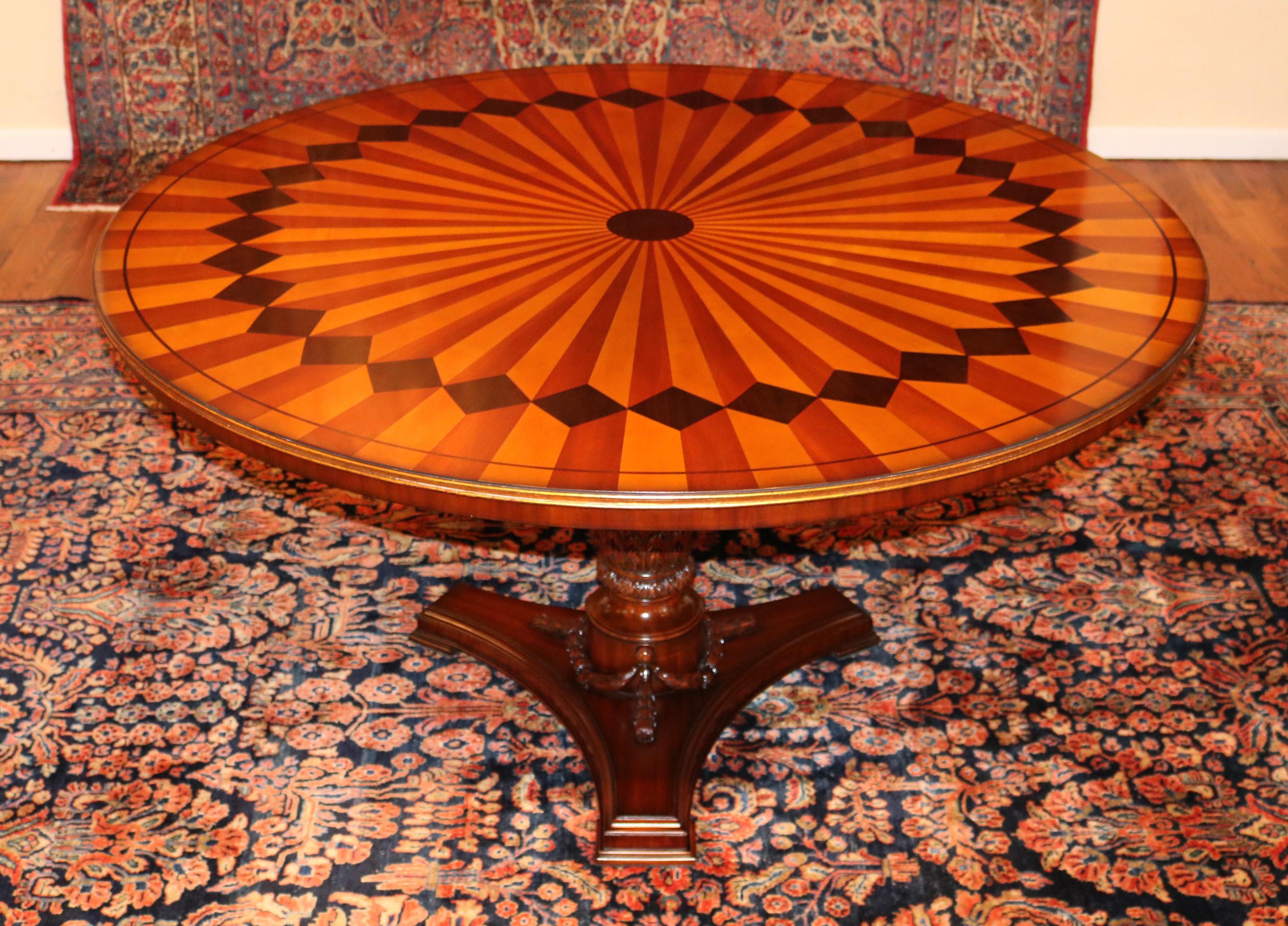 Atemberaubende Intarsien gemischtes Holz & vergoldet italienischen Stil verzierten Zentrum Esstisch

Abmessungen: 59