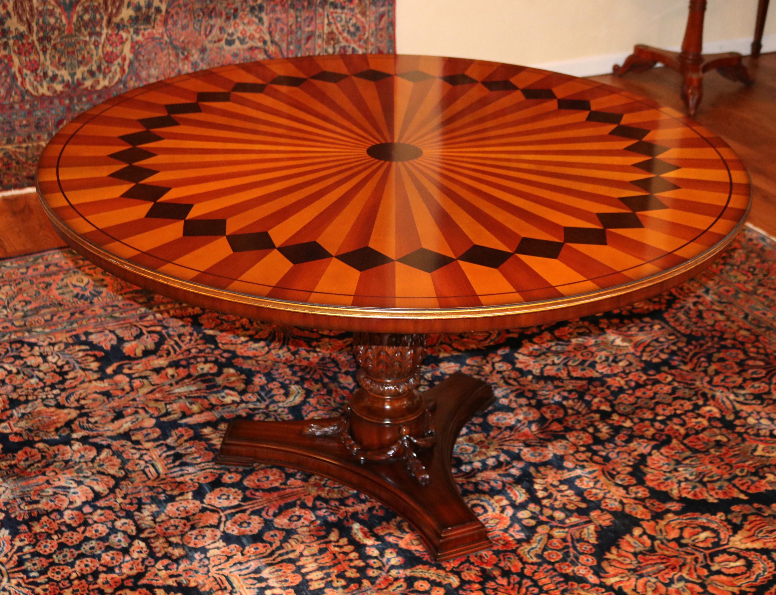 Regency Table de salle à manger centrale en bois mixte marqueté et doré de style italien orné  en vente