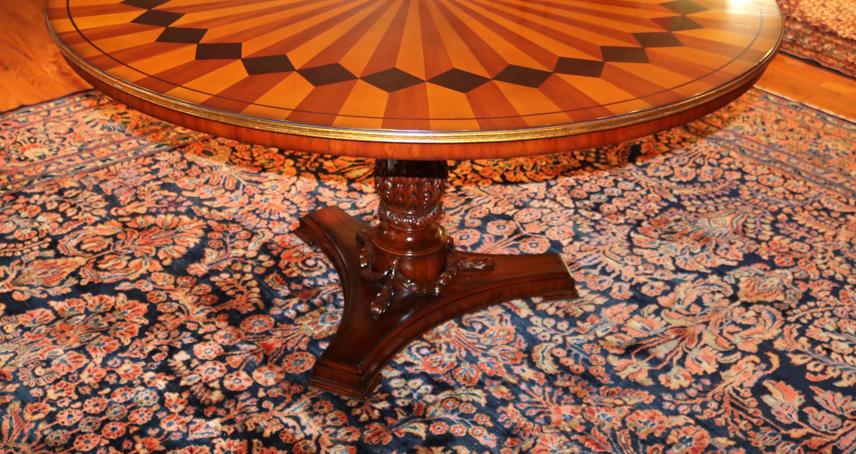 Citronnier Table de salle à manger centrale en bois mixte marqueté et doré de style italien orné  en vente