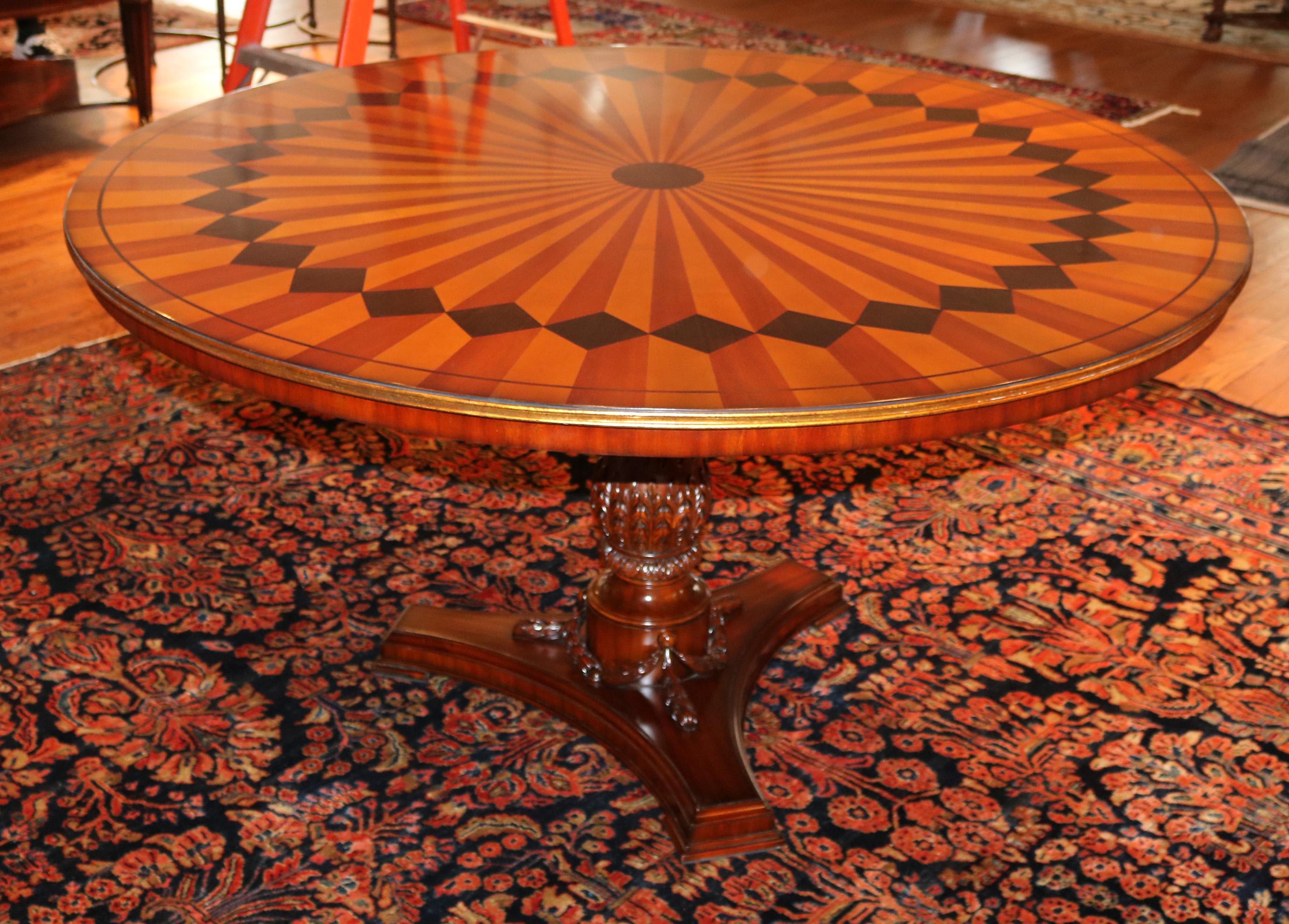 Table de salle à manger centrale en bois mixte marqueté et doré de style italien orné  en vente 2