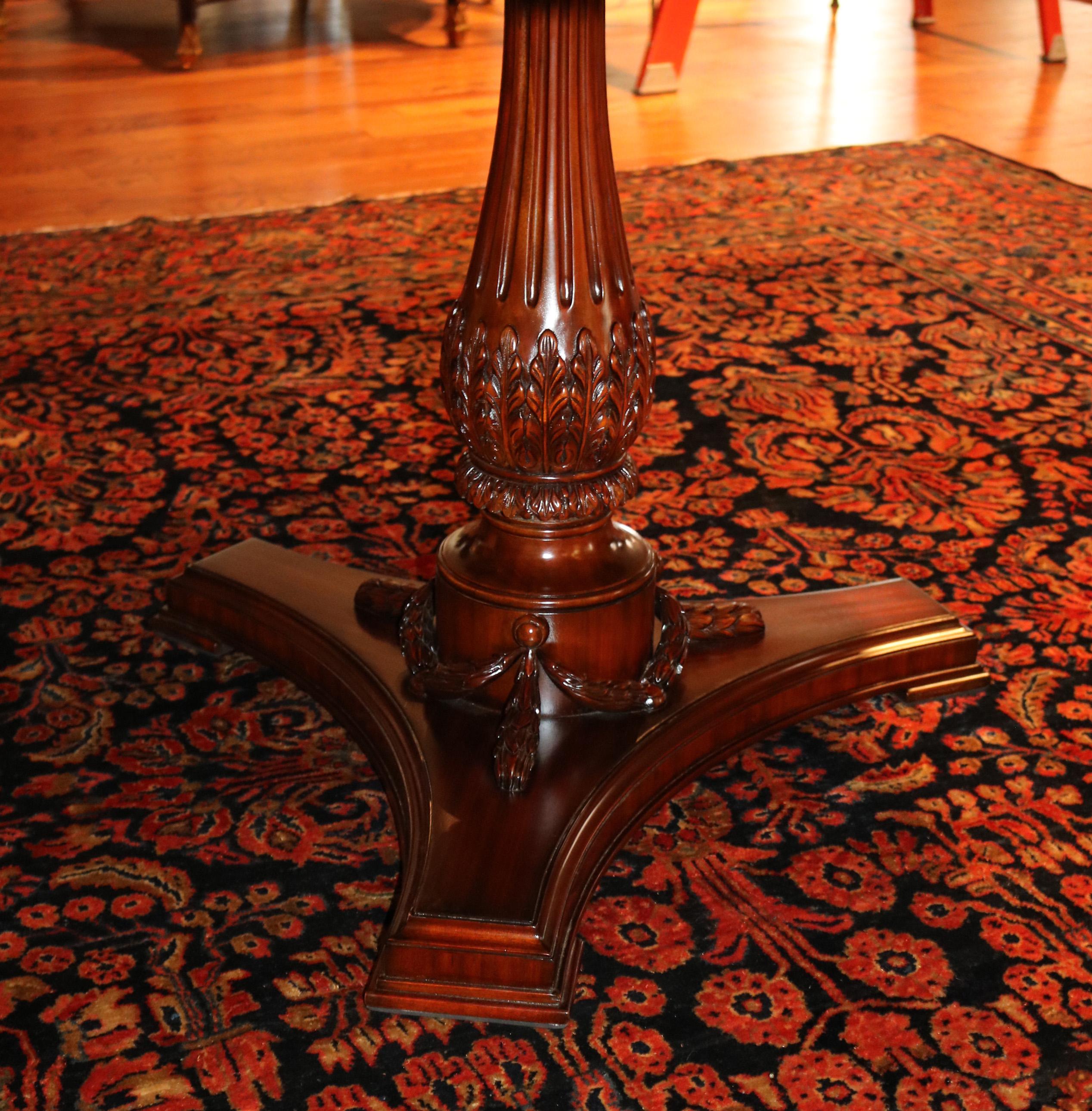 Table de salle à manger centrale en bois mixte marqueté et doré de style italien orné  en vente 3