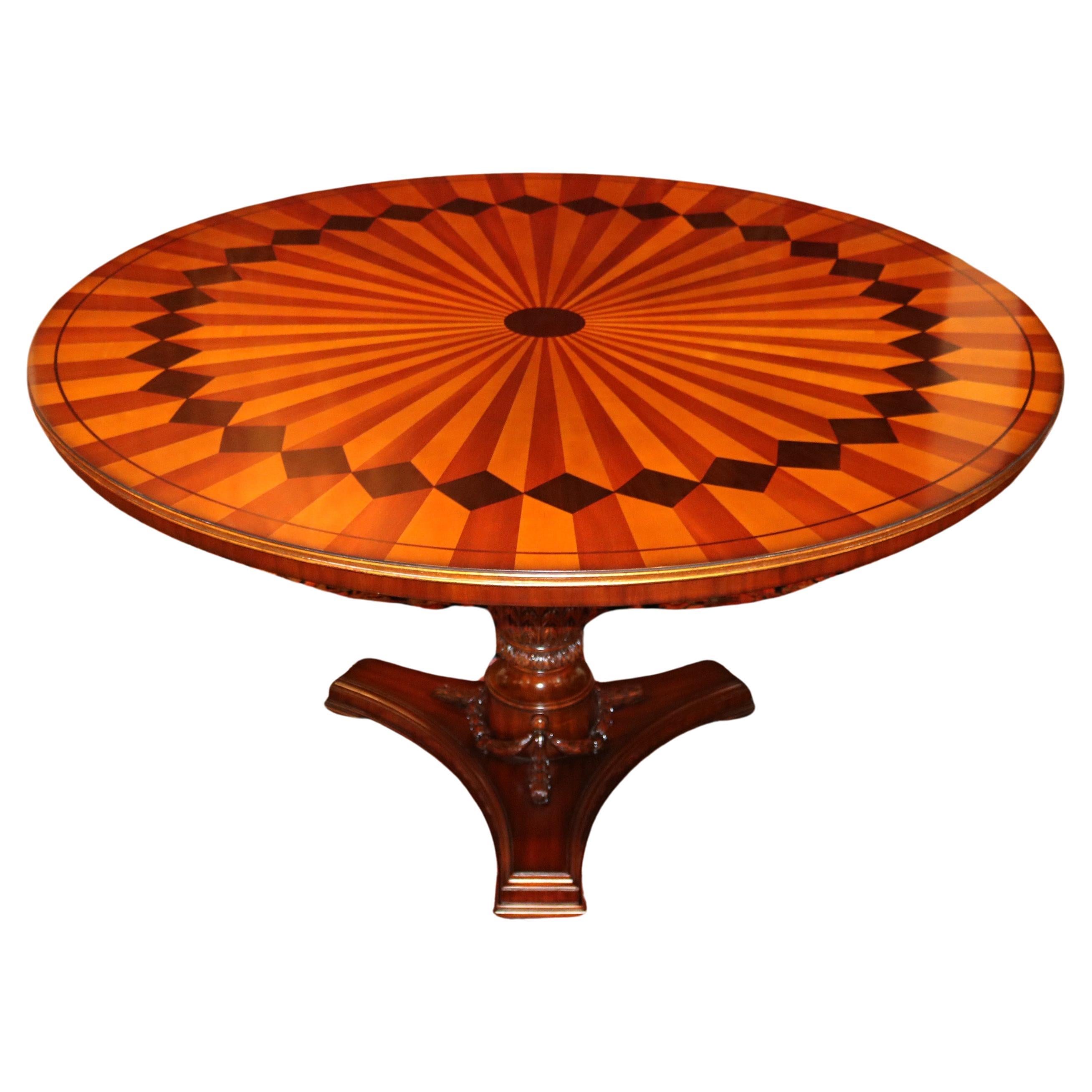 Table de salle à manger centrale en bois mixte marqueté et doré de style italien orné  en vente