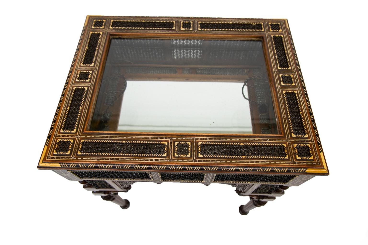 Fin du XIXe siècle Vitrine marocaine marquetée en vente