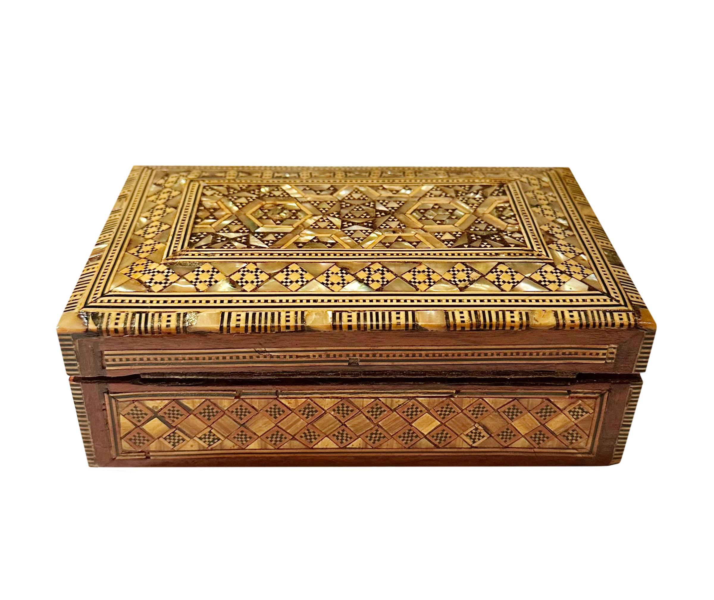 Inlaid Mother Of Pearl Indian Box In Good Condition For Sale In Tampa, FL