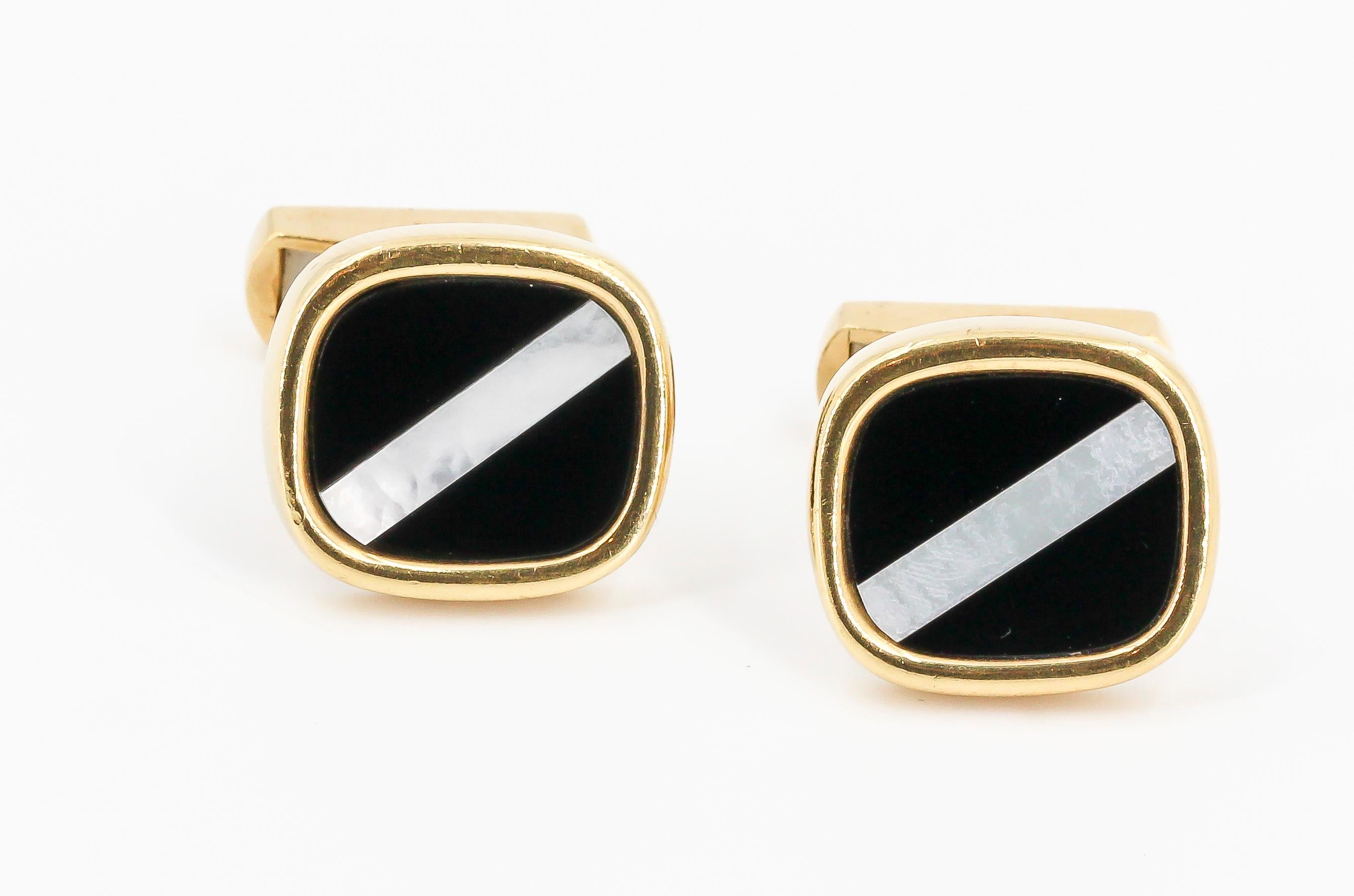 Handsome inlaid mother of pearl, onyx and 18K yellow gold cufflinks. 

Hallmarks: maker's mark, 18K.