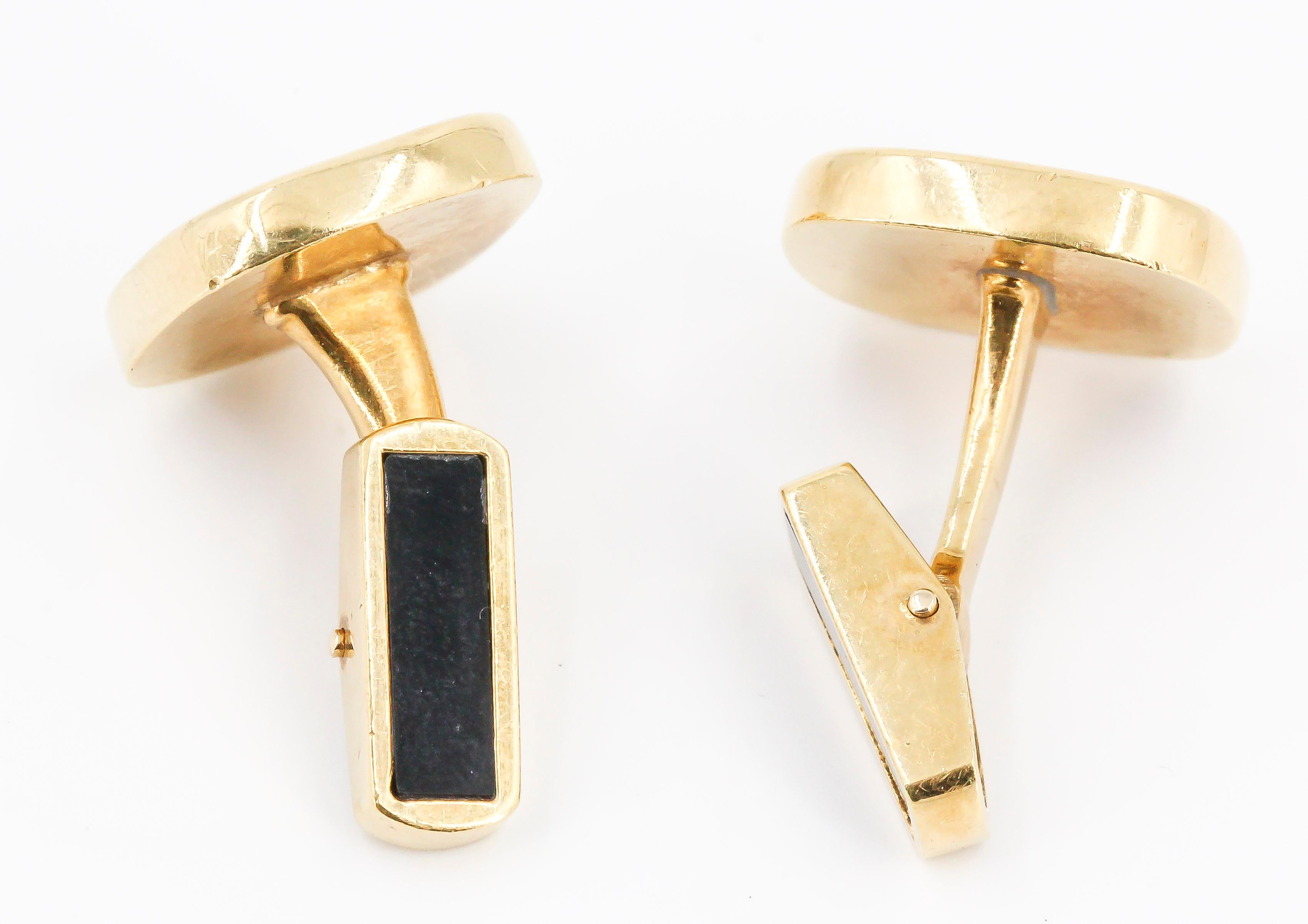 Inlaid Mother-of-pearl, Onyx and 18 Karat Gold Cufflinks 1