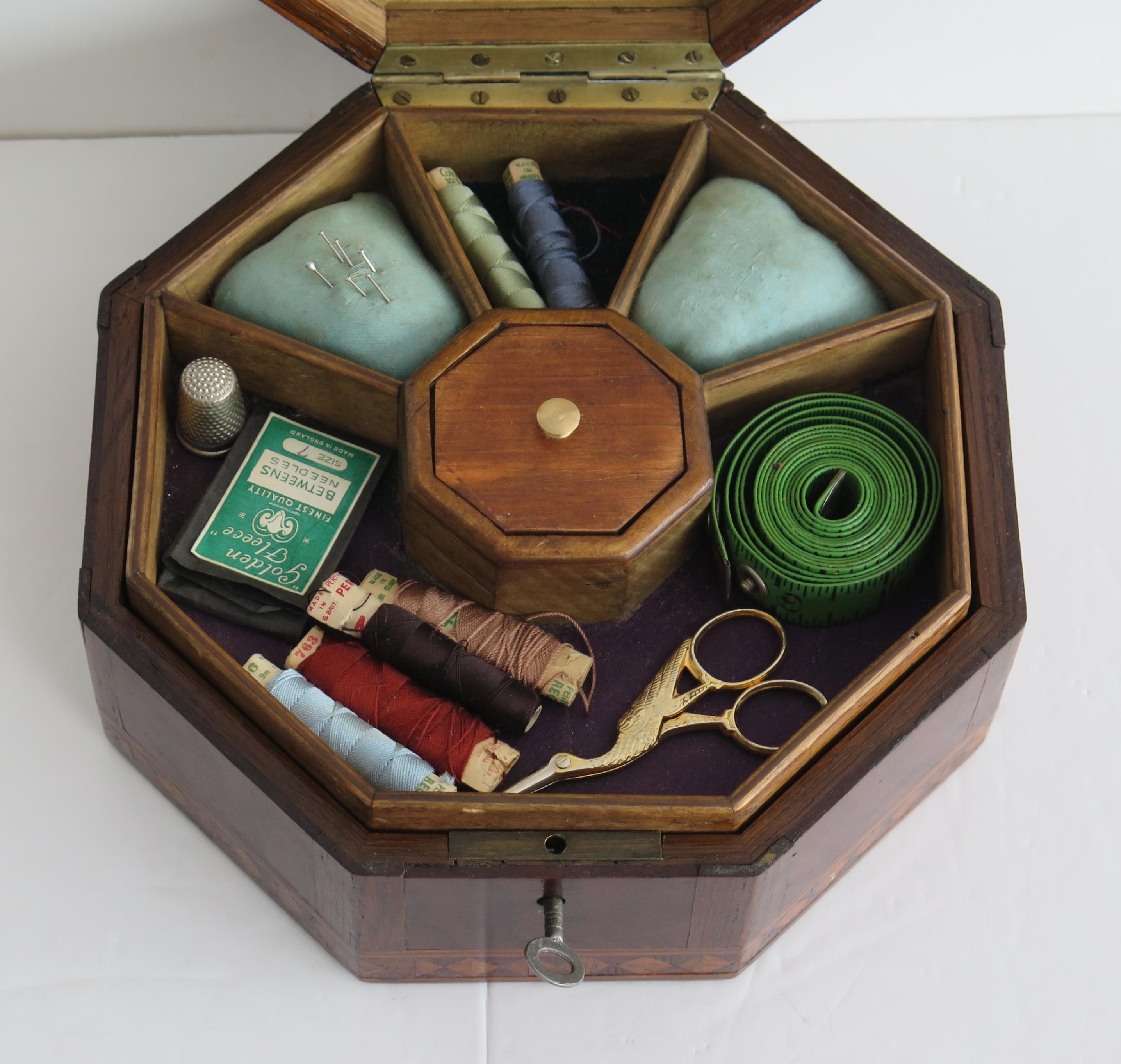 Boîte octogonale en bois de feuillus incrustée avec intérieur et clé ajustés, anglaise début du 19e siècle en vente 2