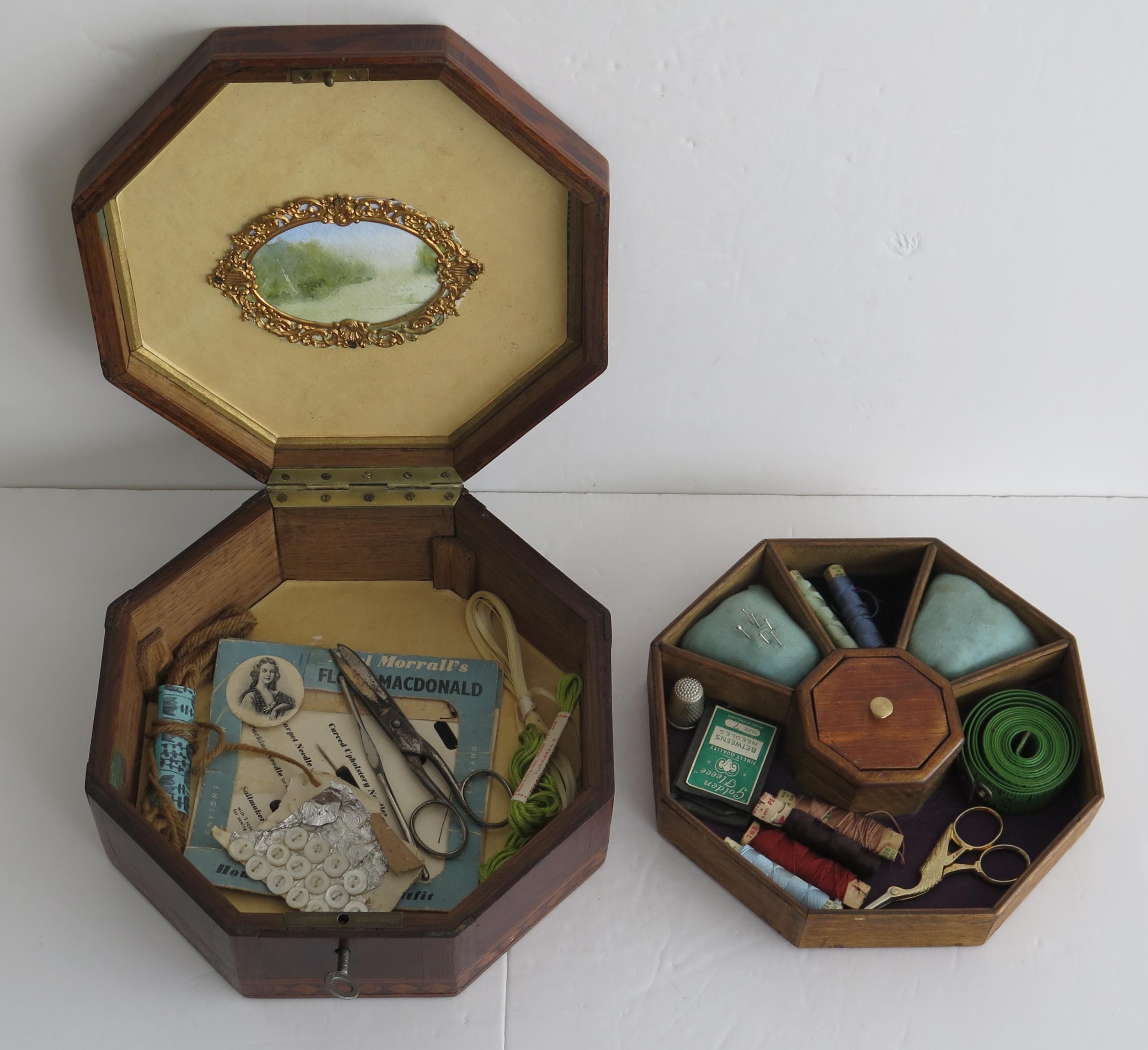 Boîte octogonale en bois de feuillus incrustée avec intérieur et clé ajustés, anglaise début du 19e siècle en vente 3