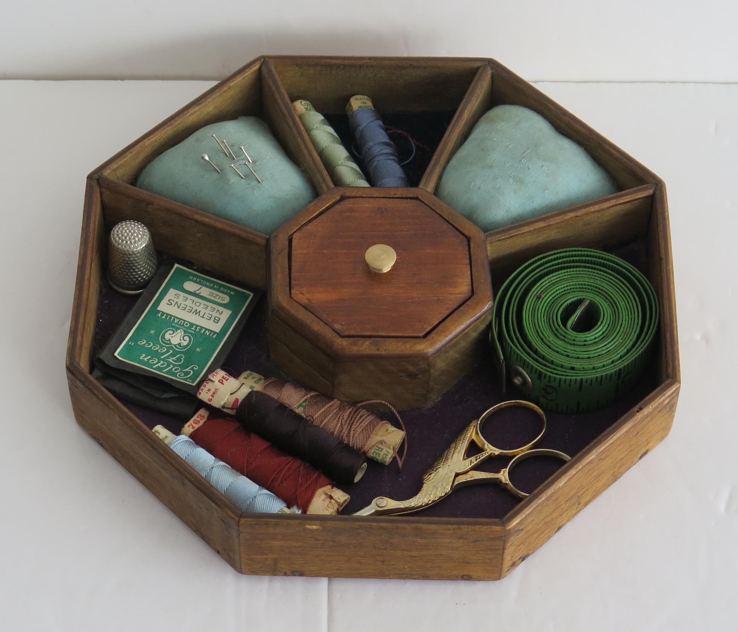 Boîte octogonale en bois de feuillus incrustée avec intérieur et clé ajustés, anglaise début du 19e siècle en vente 4