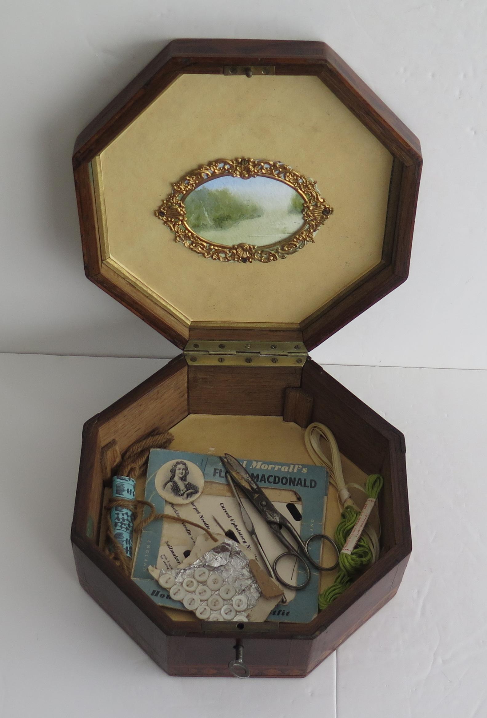 Boîte octogonale en bois de feuillus incrustée avec intérieur et clé ajustés, anglaise début du 19e siècle en vente 5