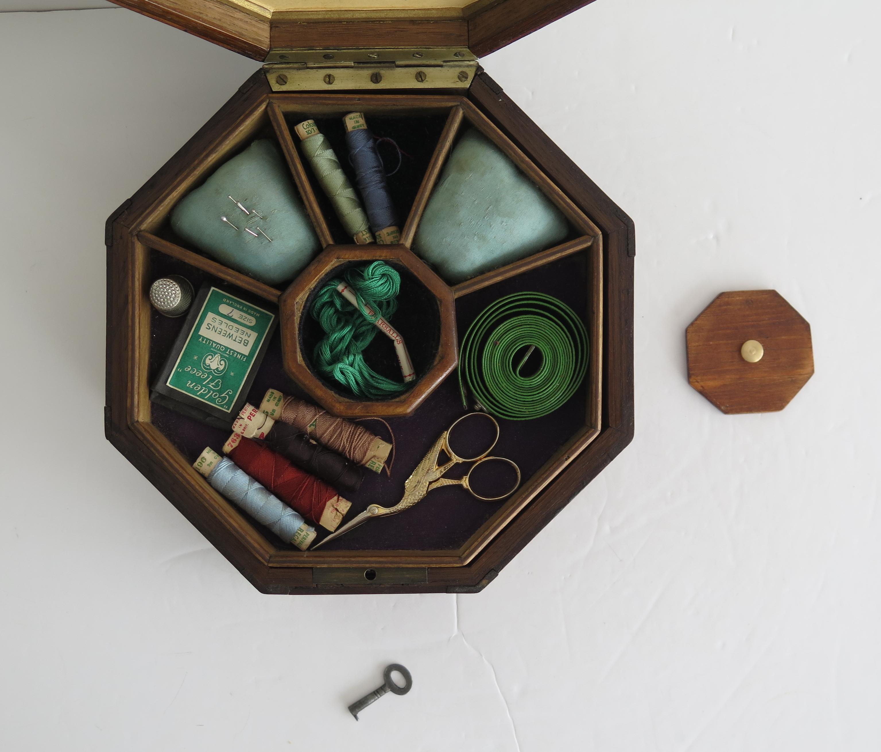 Boîte octogonale en bois de feuillus incrustée avec intérieur et clé ajustés, anglaise début du 19e siècle en vente 6