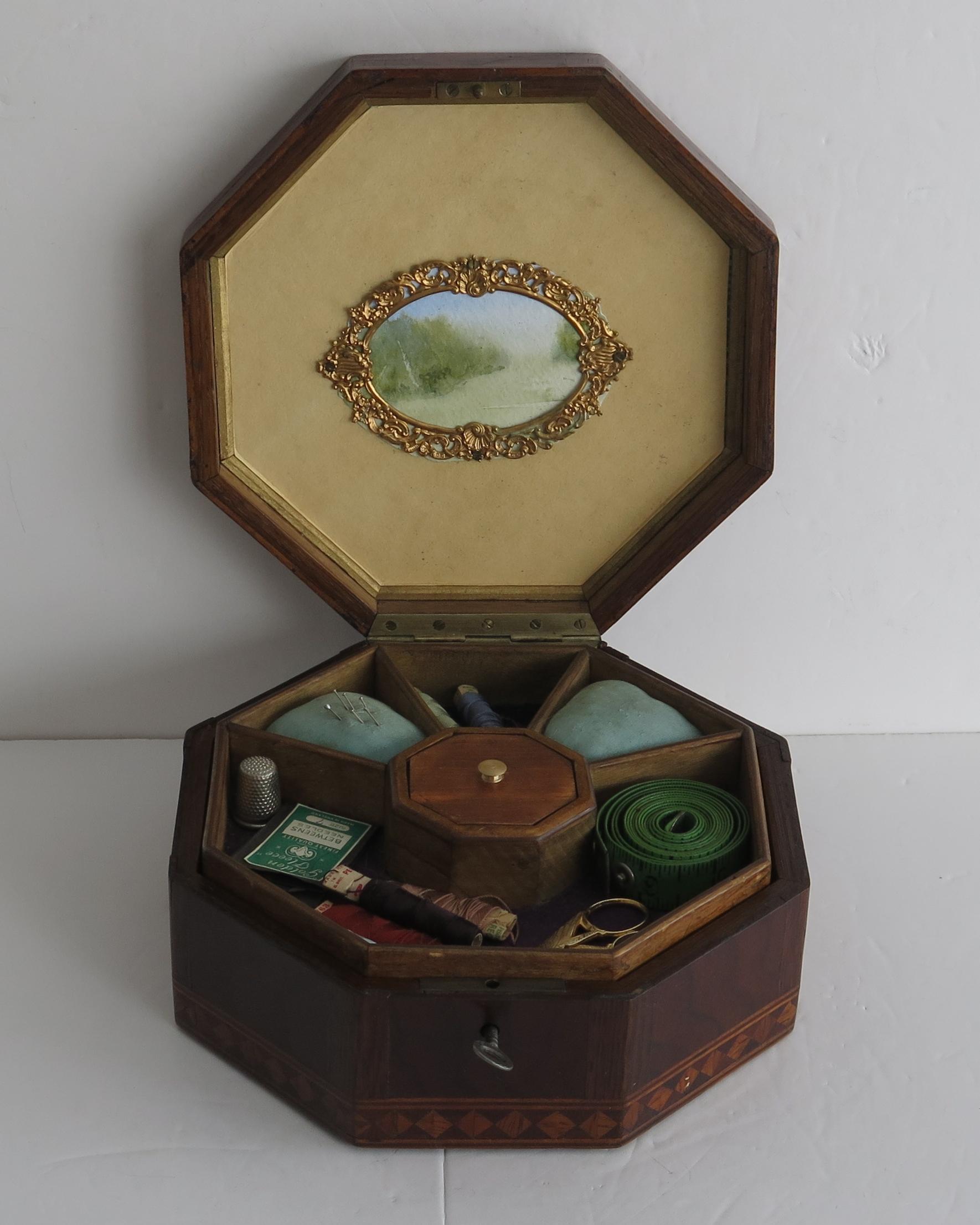 Début de l'époque victorienne Boîte octogonale en bois de feuillus incrustée avec intérieur et clé ajustés, anglaise début du 19e siècle en vente