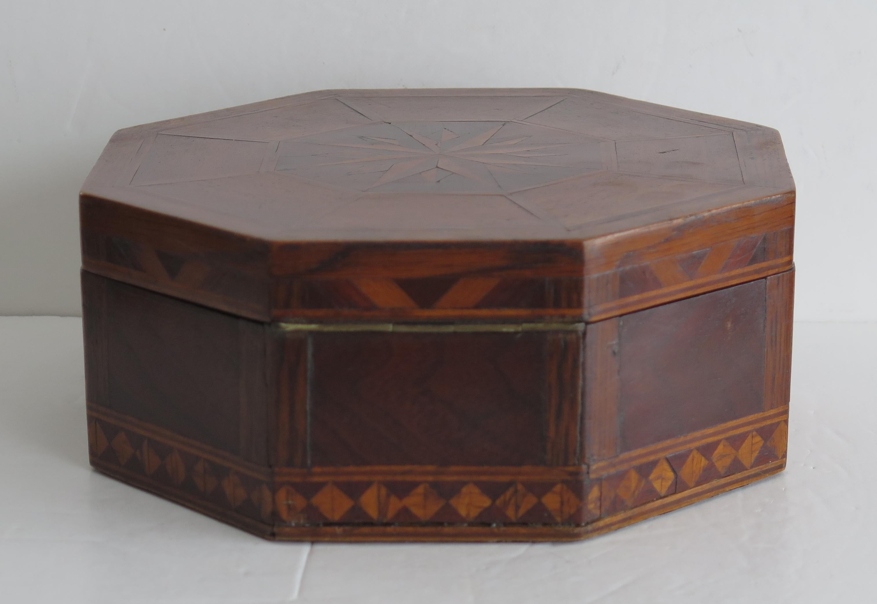 Boîte octogonale en bois de feuillus incrustée avec intérieur et clé ajustés, anglaise début du 19e siècle Bon état - En vente à Lincoln, Lincolnshire
