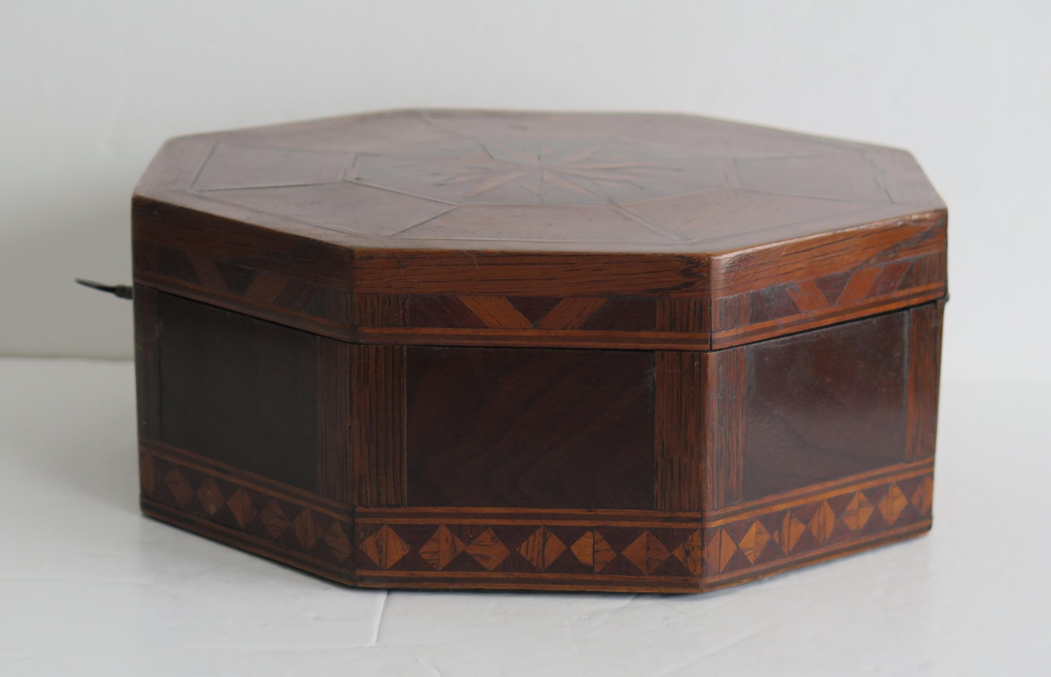 Inlaid Octagonal hardwood Box with Fitted Interior and Key, English Early 19th C In Good Condition For Sale In Lincoln, Lincolnshire