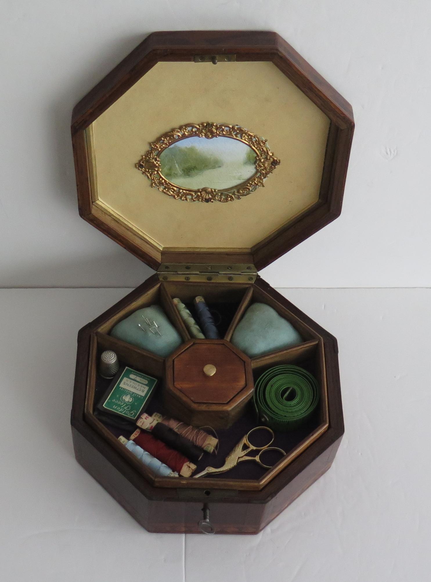 Boîte octogonale en bois de feuillus incrustée avec intérieur et clé ajustés, anglaise début du 19e siècle en vente 1