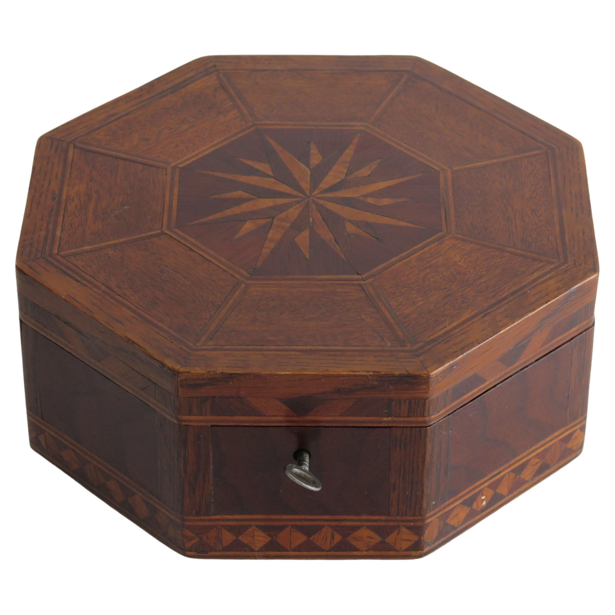 Boîte octogonale en bois de feuillus incrustée avec intérieur et clé ajustés, anglaise début du 19e siècle en vente