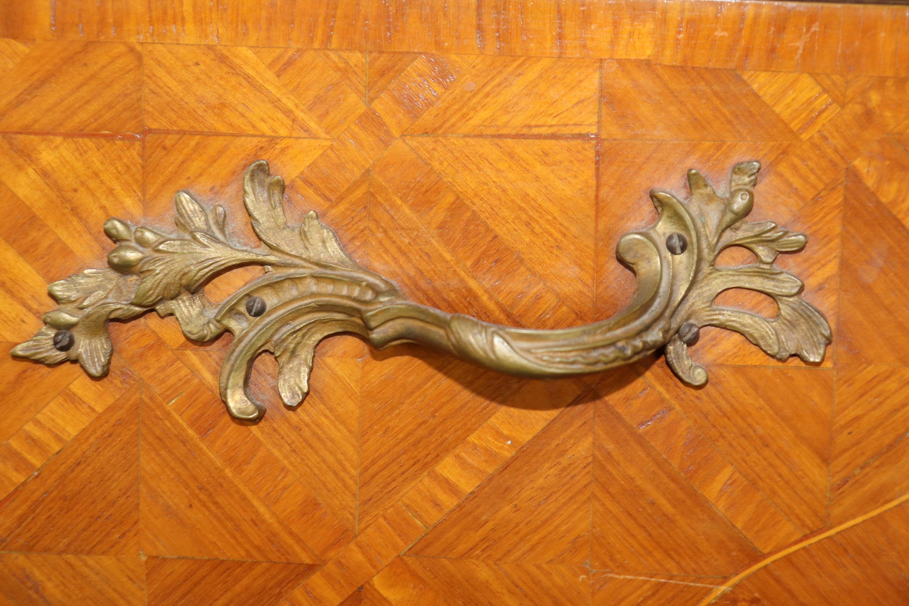 Commode in marmo intarsiato in legno di Oliver di manifattura italiana in stile Luigi XV in vendita 5