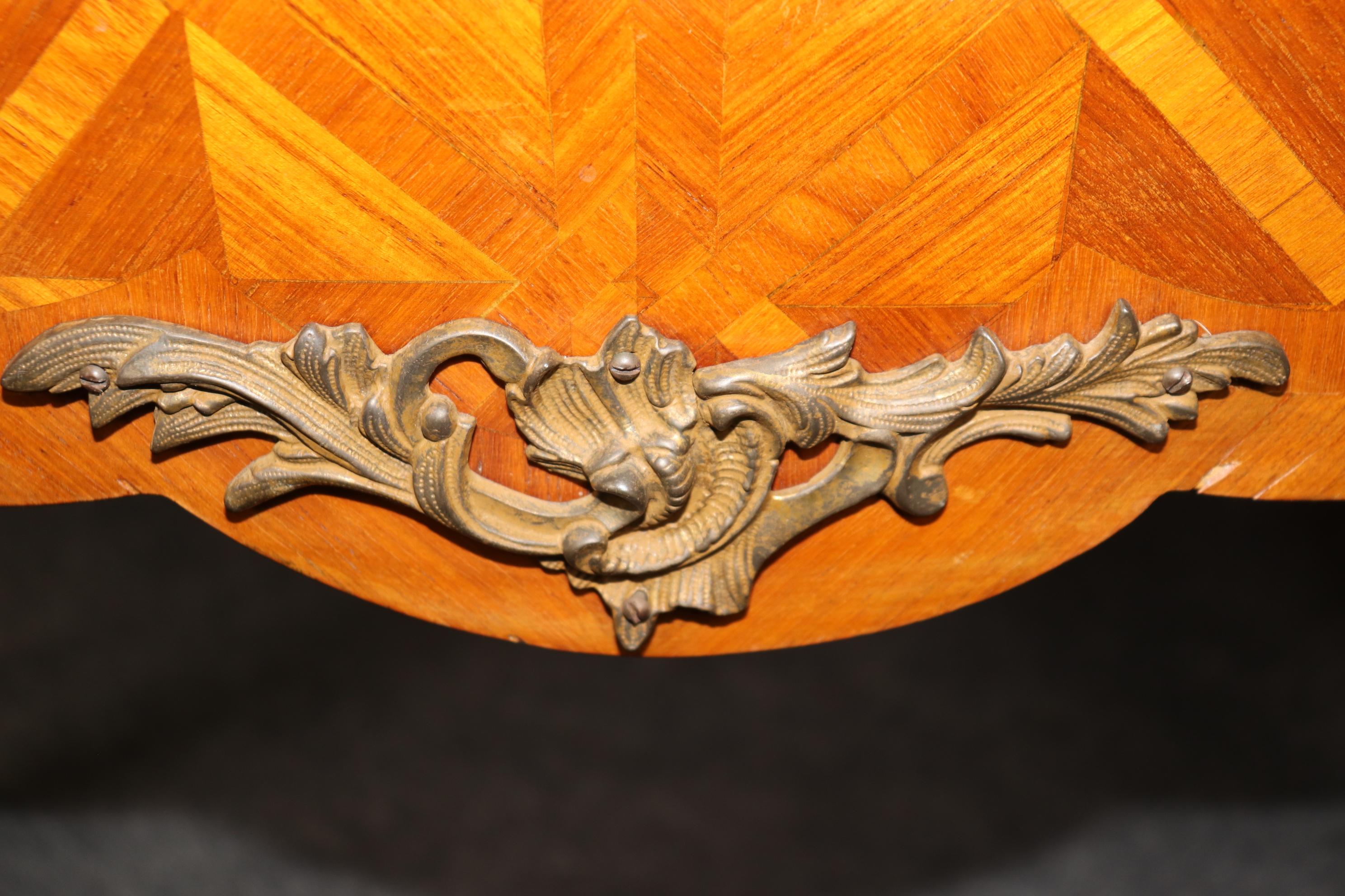 Commode in marmo intarsiato in legno di Oliver di manifattura italiana in stile Luigi XV in vendita 7