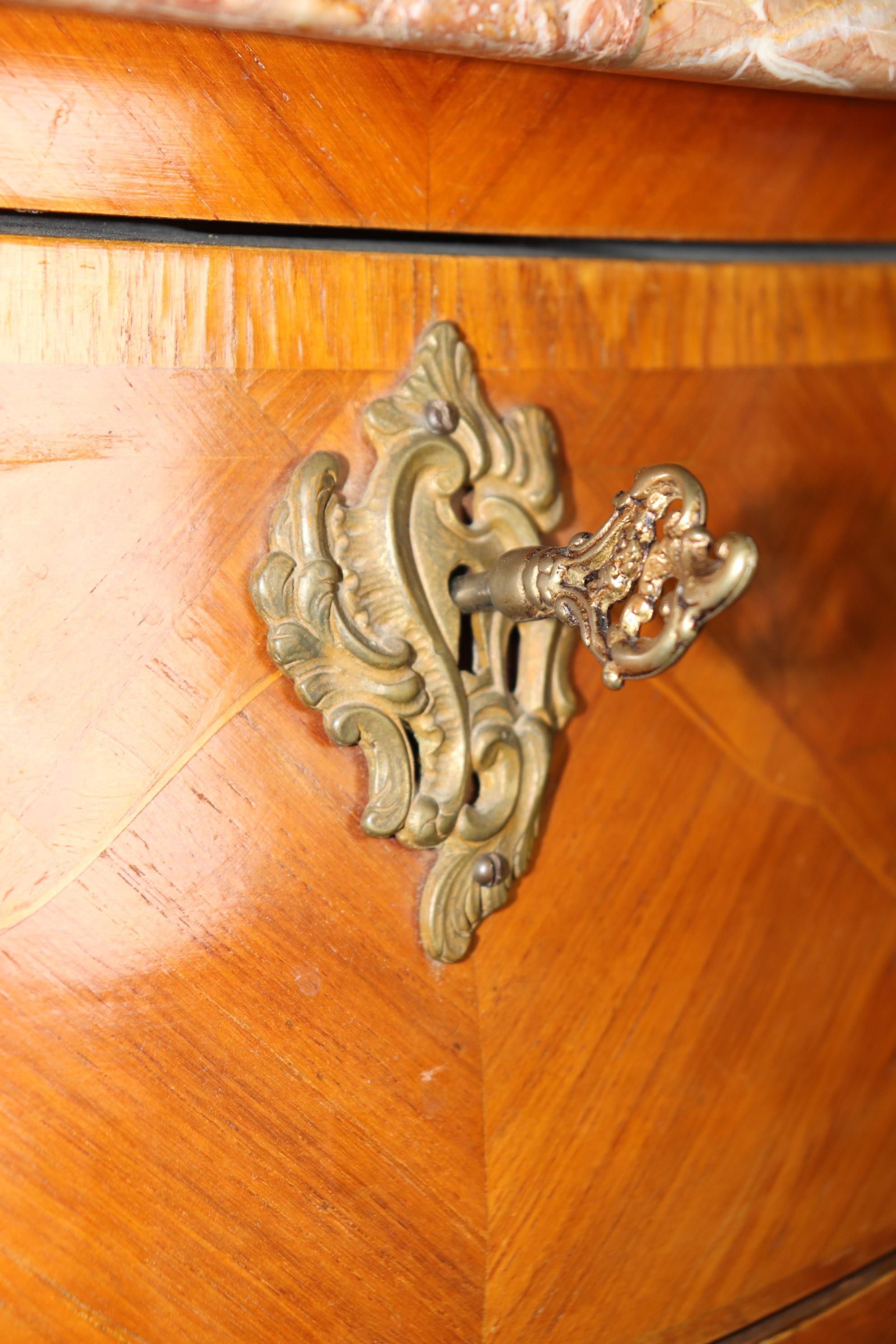 Commode in marmo intarsiato in legno di Oliver di manifattura italiana in stile Luigi XV in vendita 8