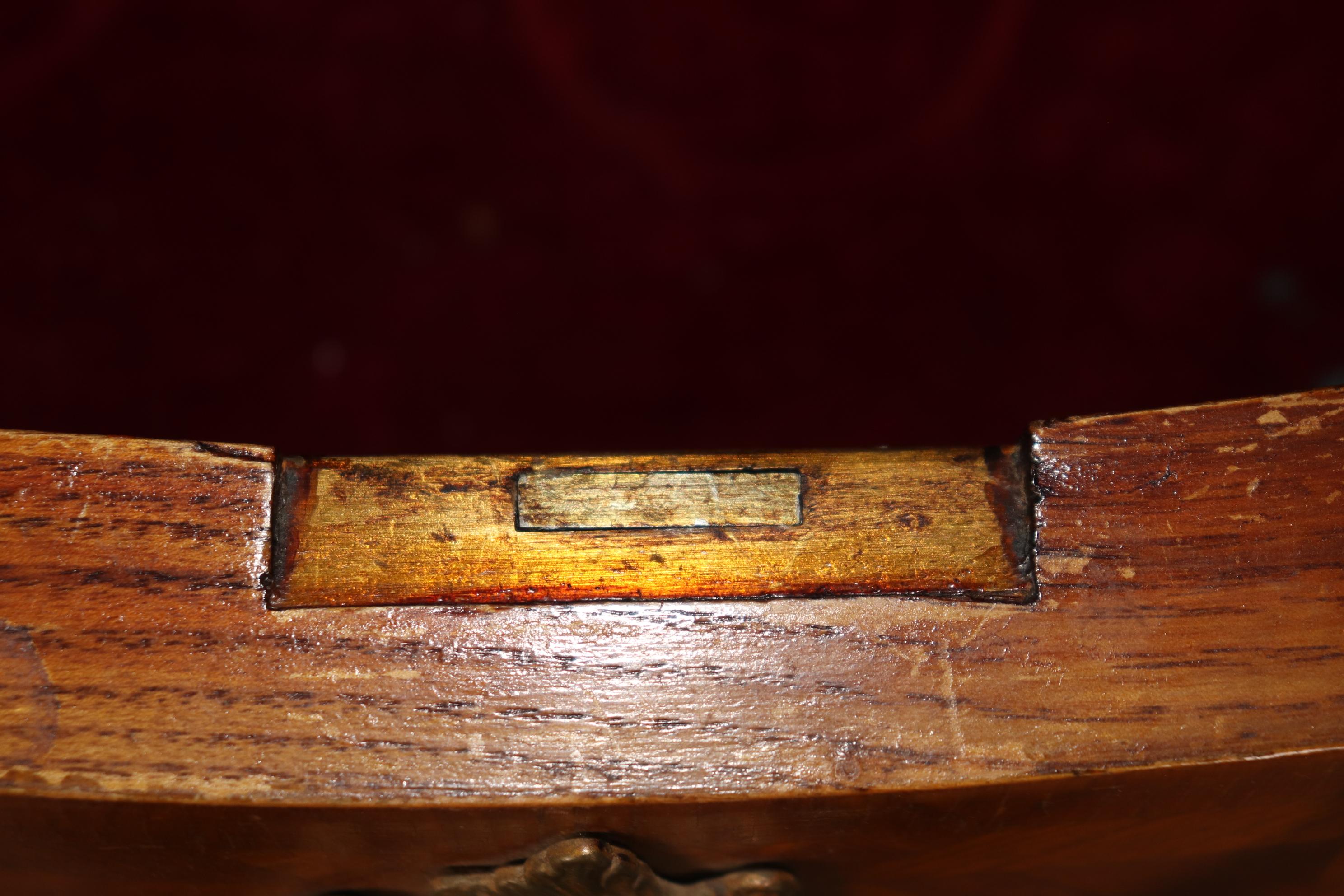 Commode in marmo intarsiato in legno di Oliver di manifattura italiana in stile Luigi XV in vendita 10