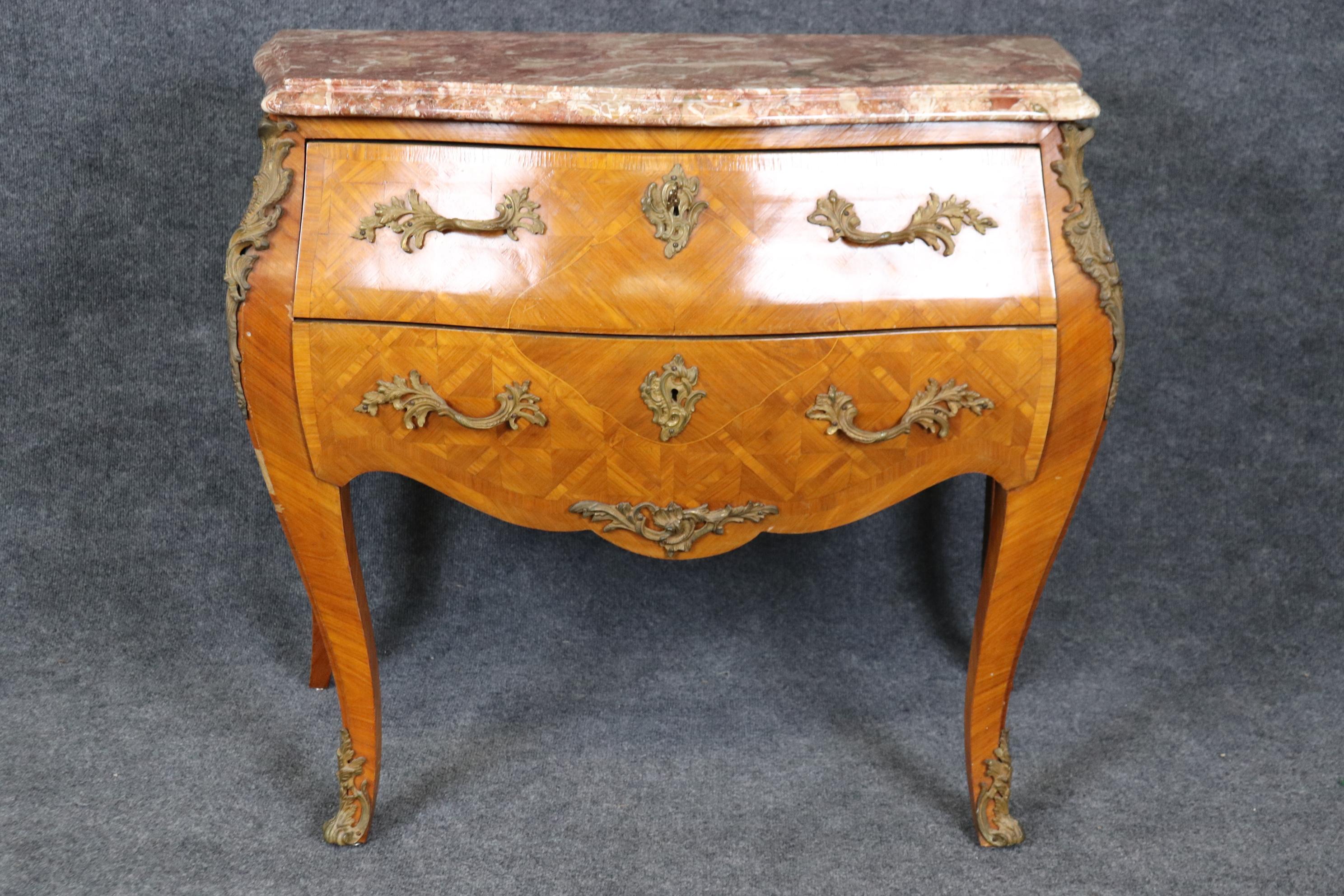 Italiano Commode in marmo intarsiato in legno di Oliver di manifattura italiana in stile Luigi XV in vendita